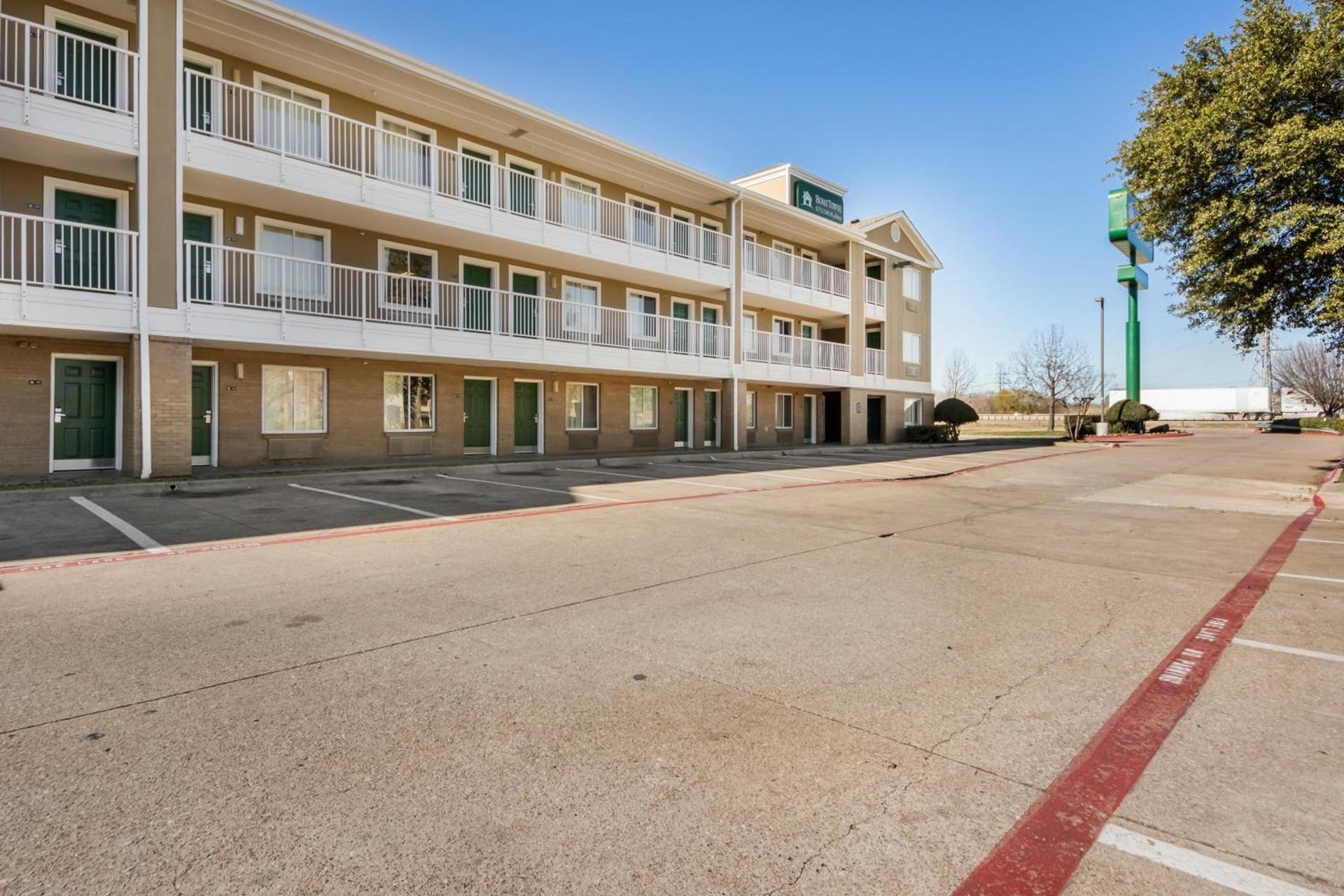 HomeTowne Studios by Red Roof Dallas - Mesquite — hotel in Mesquite