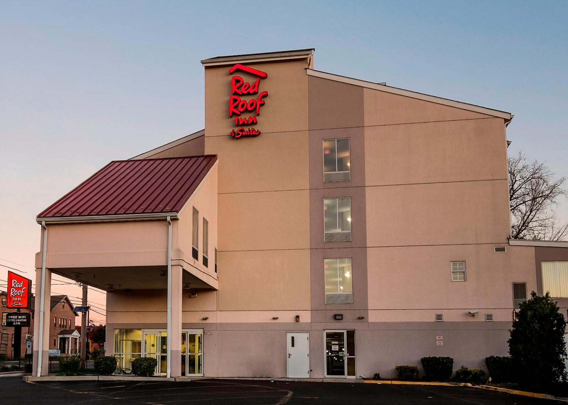 Red Roof Inn & Suites Philadelphia - Bellmawr — hotel in Bellmawr