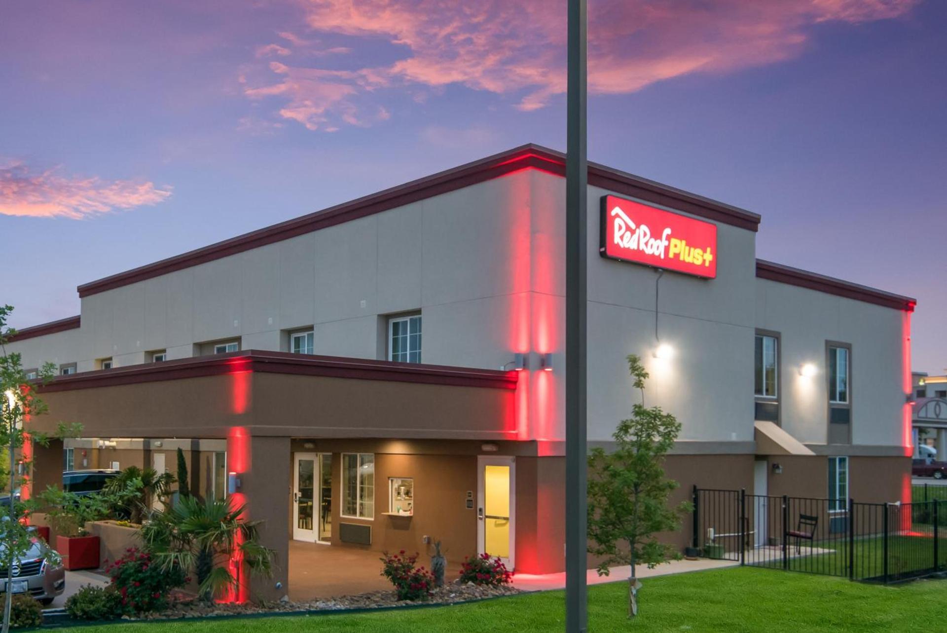 Red Roof Inn PLUS+ Fort Worth - Burleson — hotel in Burleson