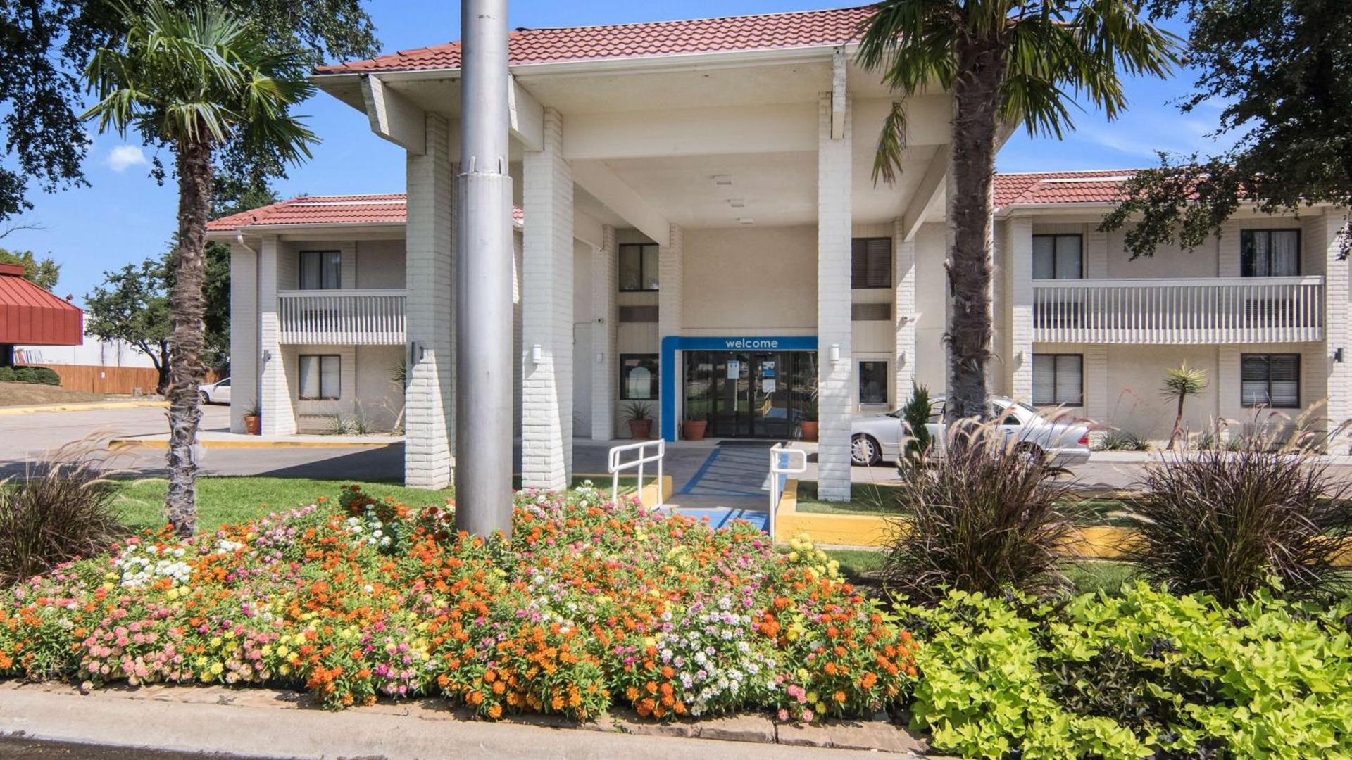 Motel 6-Addison, TX - Dallas — hotel in Addison