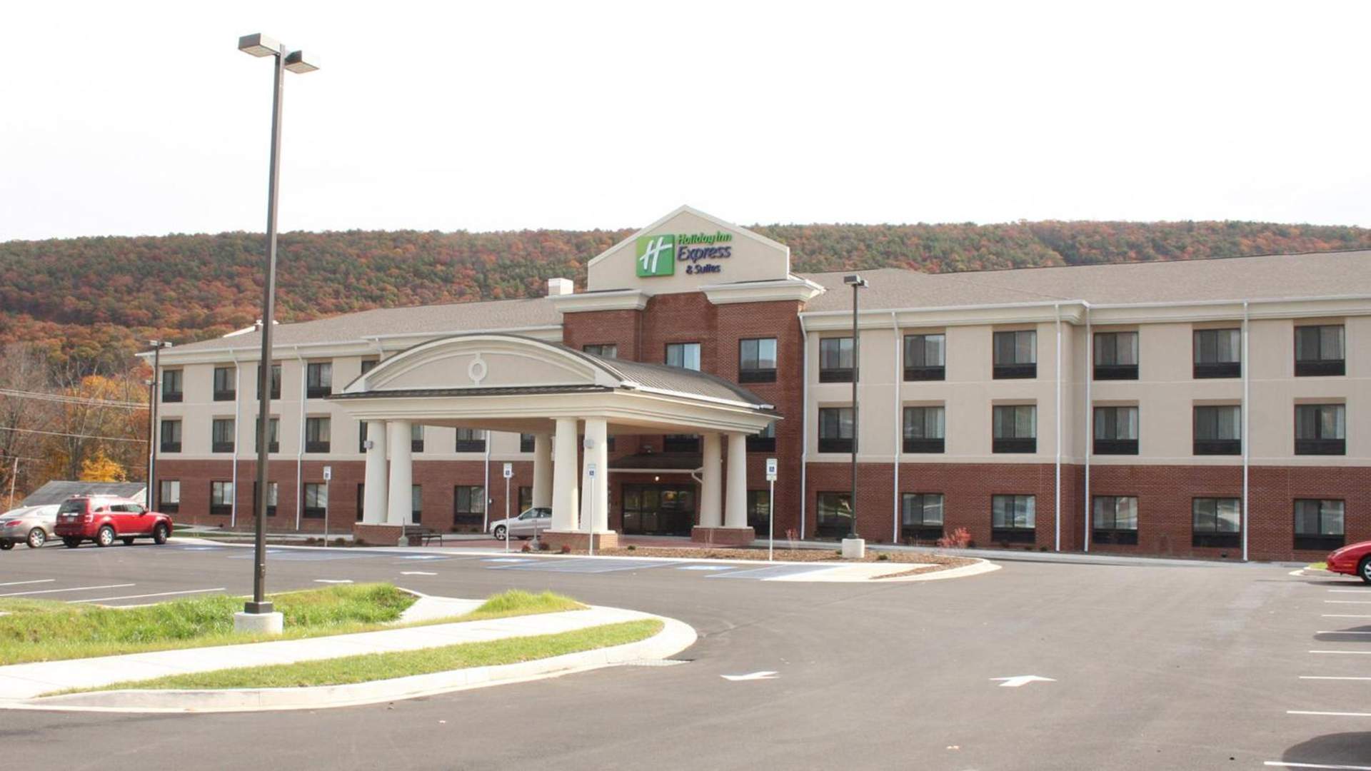 Holiday Inn Express & Suites Cumberland - La Vale by IHG