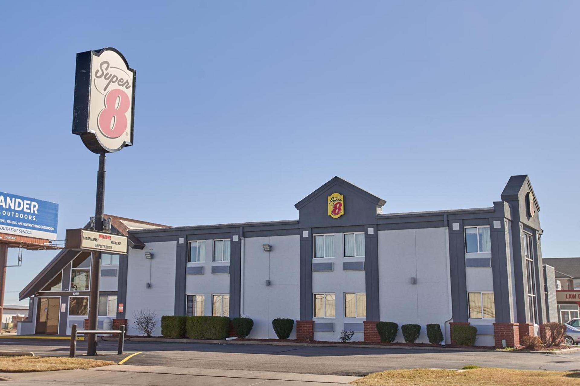 Super 8 by Wyndham Wichita Airport West Kellogg — hotel in Wichita