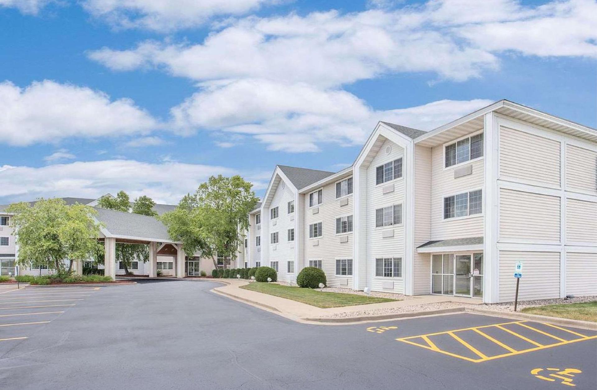 Cobblestone Suites - Oshkosh — hotel in Oshkosh