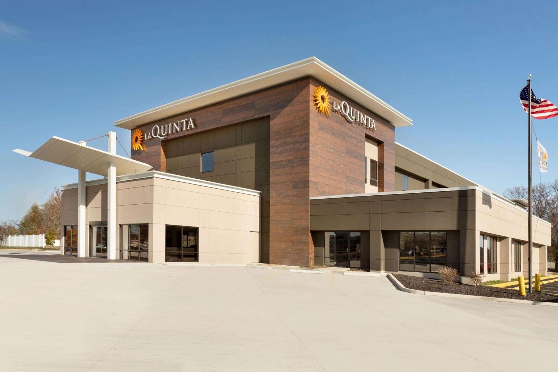 La Quinta Inn & Suites by Wyndham St Louis Route 66 — hotel in Saint Louis