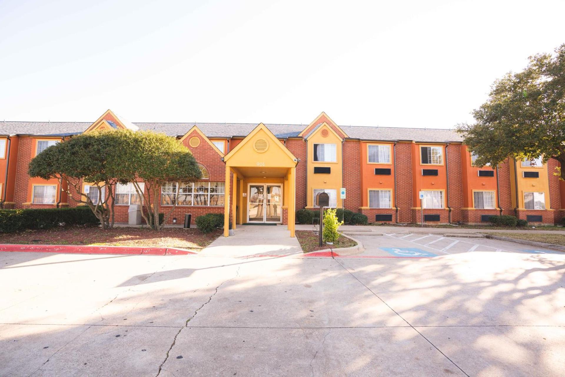 Red Roof Inn & Suites Euless - DFW Airport Southwest — hotel in Euless