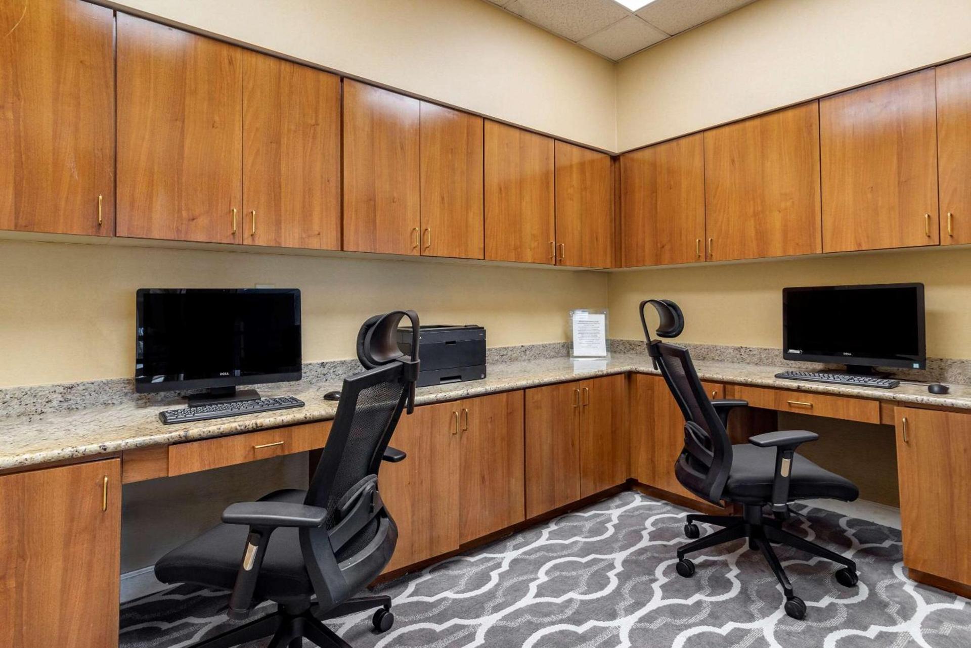 Comfort Inn & Suites near Six Flags — hotel in Lithia Springs