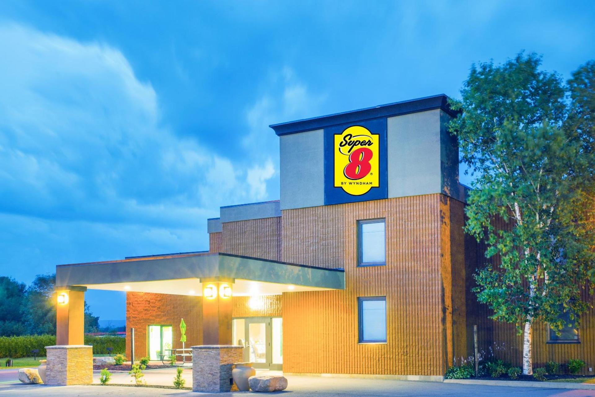 Super 8 by Wyndham Plattsburgh — hotel in Plattsburgh