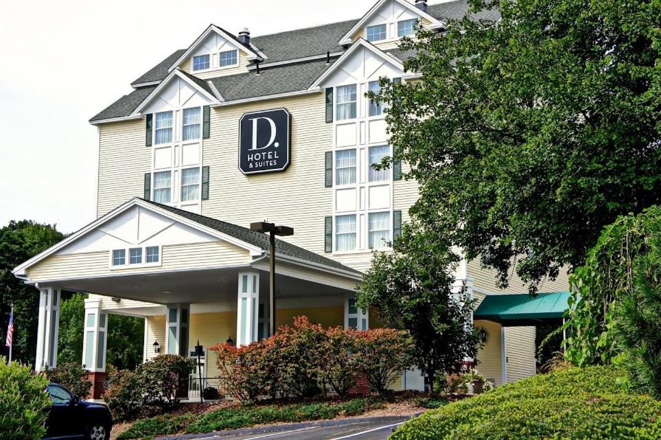 D. Hotel Suites & Spa — hotel in Holyoke