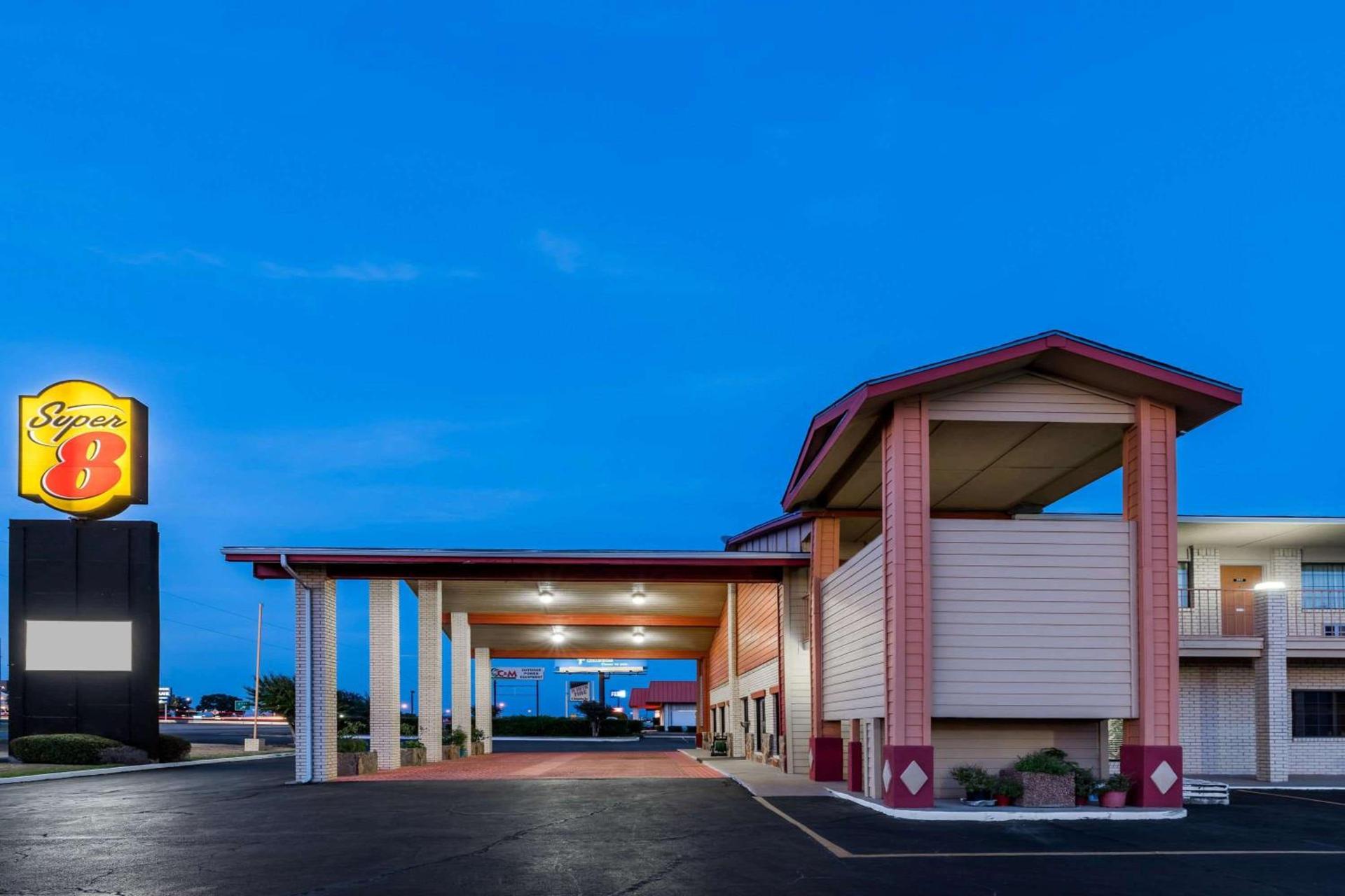 Super 8 by Wyndham Waco/Mall area TX — hotel in Waco