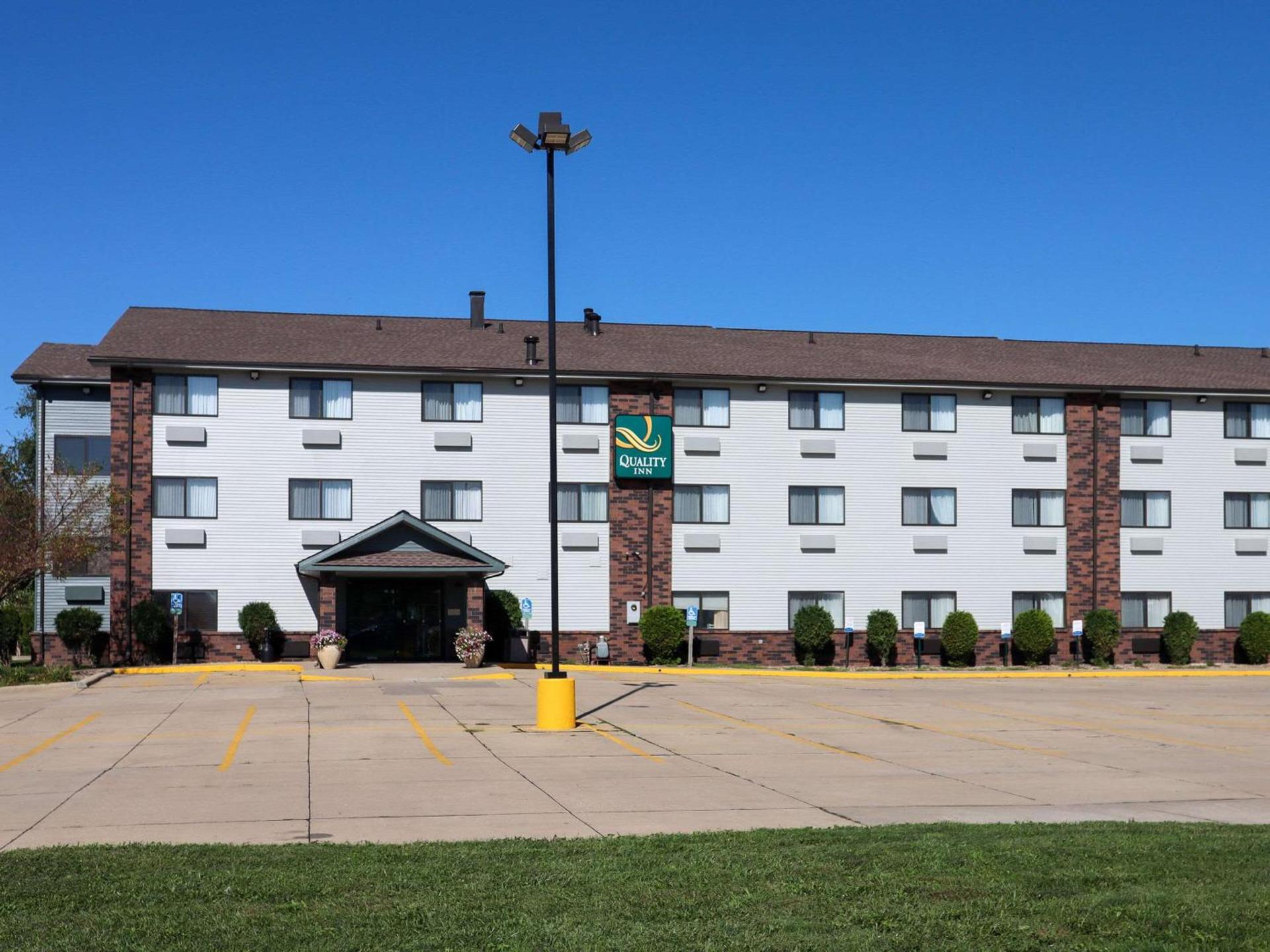 Quality Inn & Suites Bloomington I-55 and I-74 — hotel in Bloomington
