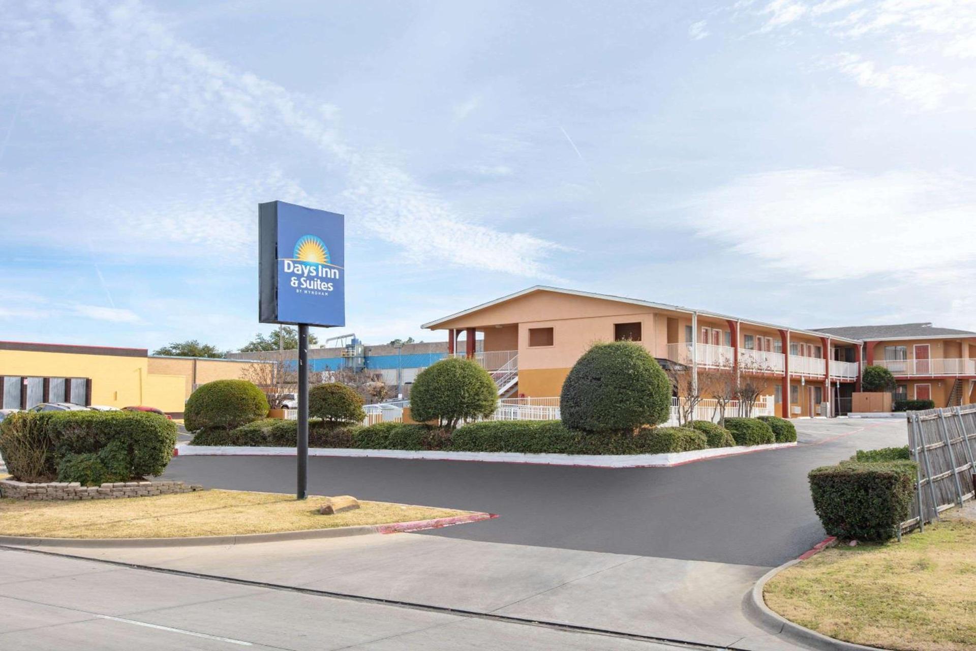 Days Inn & Suites by Wyndham Arlington Near Six Flags — hotel in Arlington
