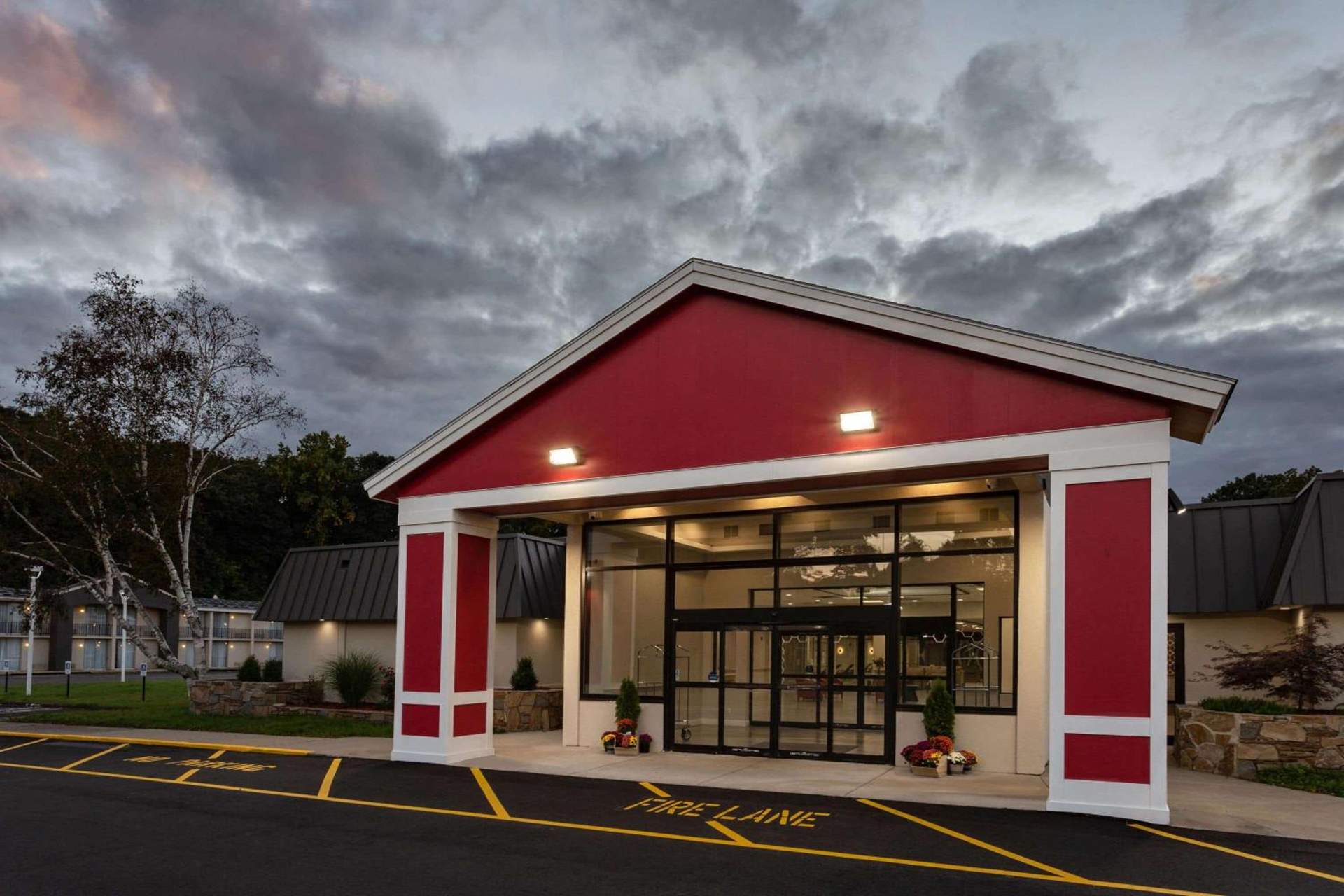 Ramada by Wyndham Hartford North - Bradley Airport