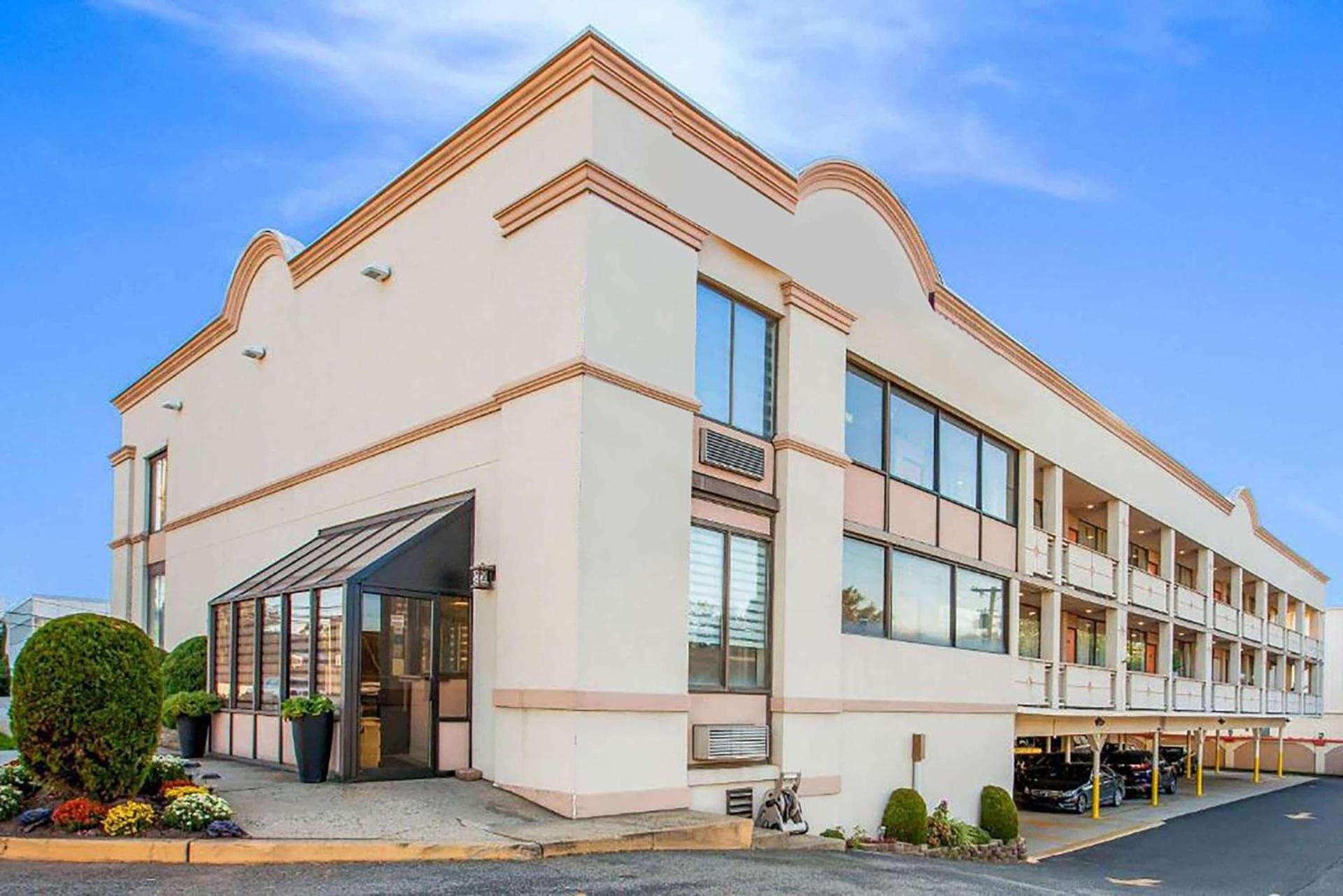 Super 8 by Wyndham Meadowlands — hotel in Carlstadt
