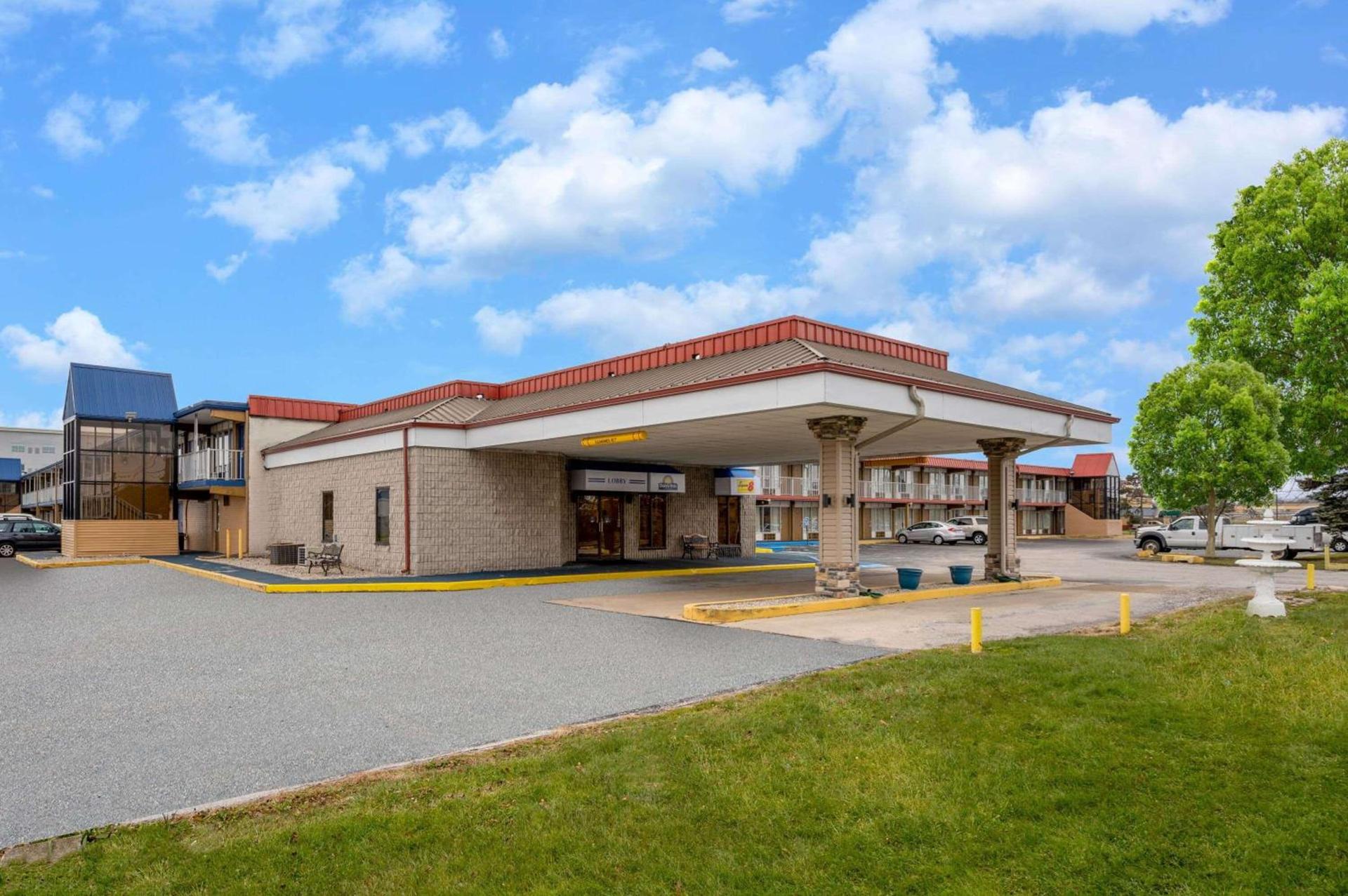 Super 8 by Wyndham Perrysburg-Toledo — hotel in Perrysburg