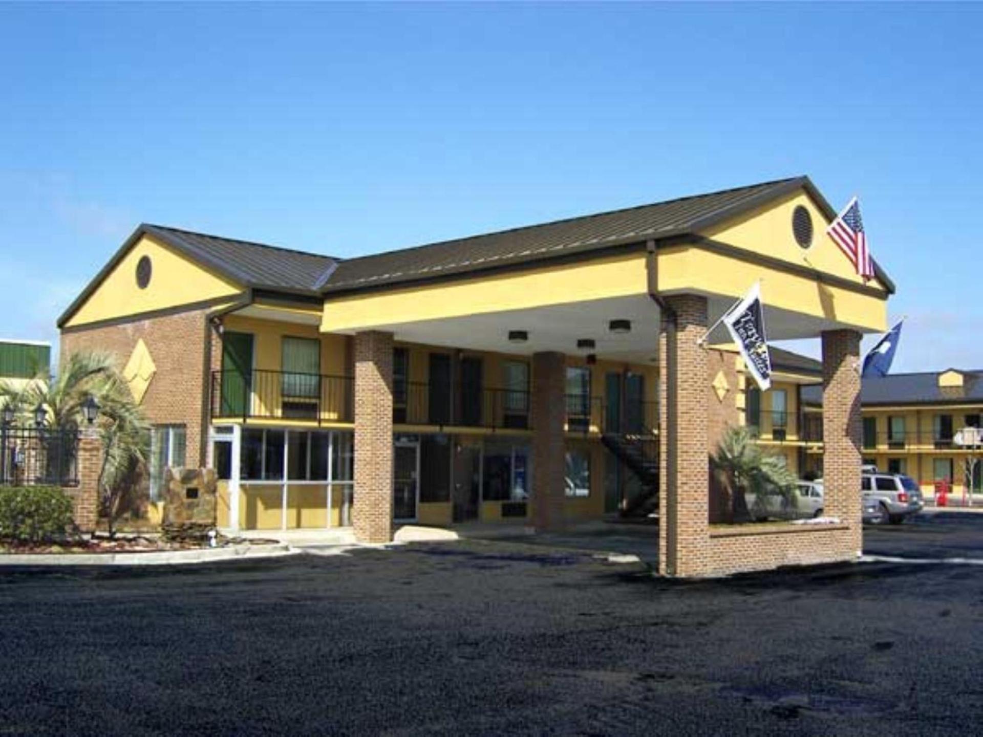 Travelers Inn & Suites — hotel in Sumter