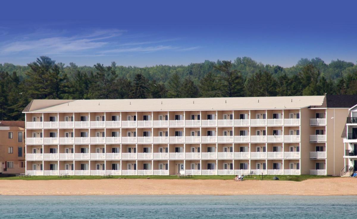 Mackinaw Beach and Bay Inn & Suites — hotel in Mackinaw City