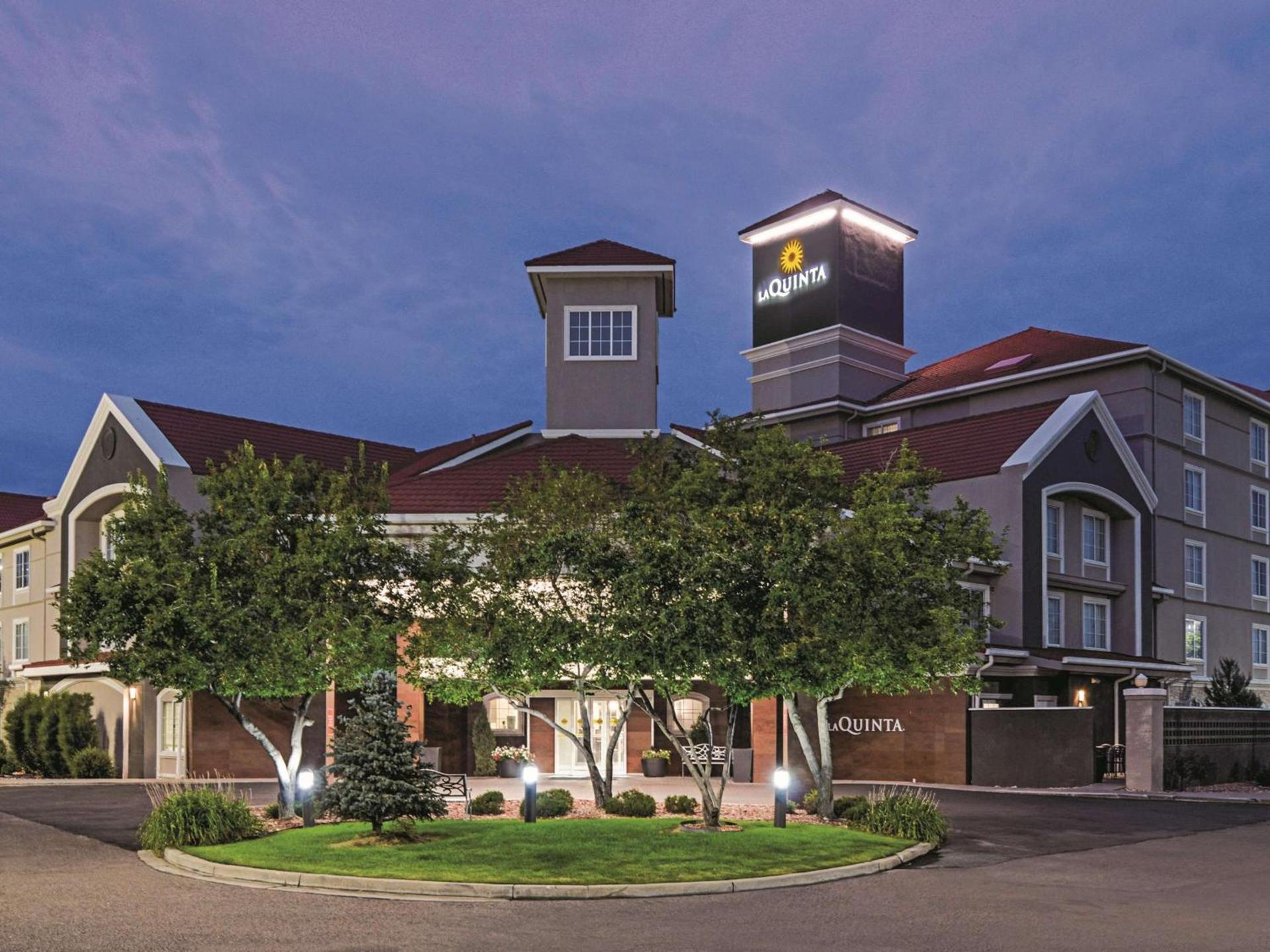 La Quinta Inn & Suites by Wyndham Denver Airport DIA — hotel in Denver