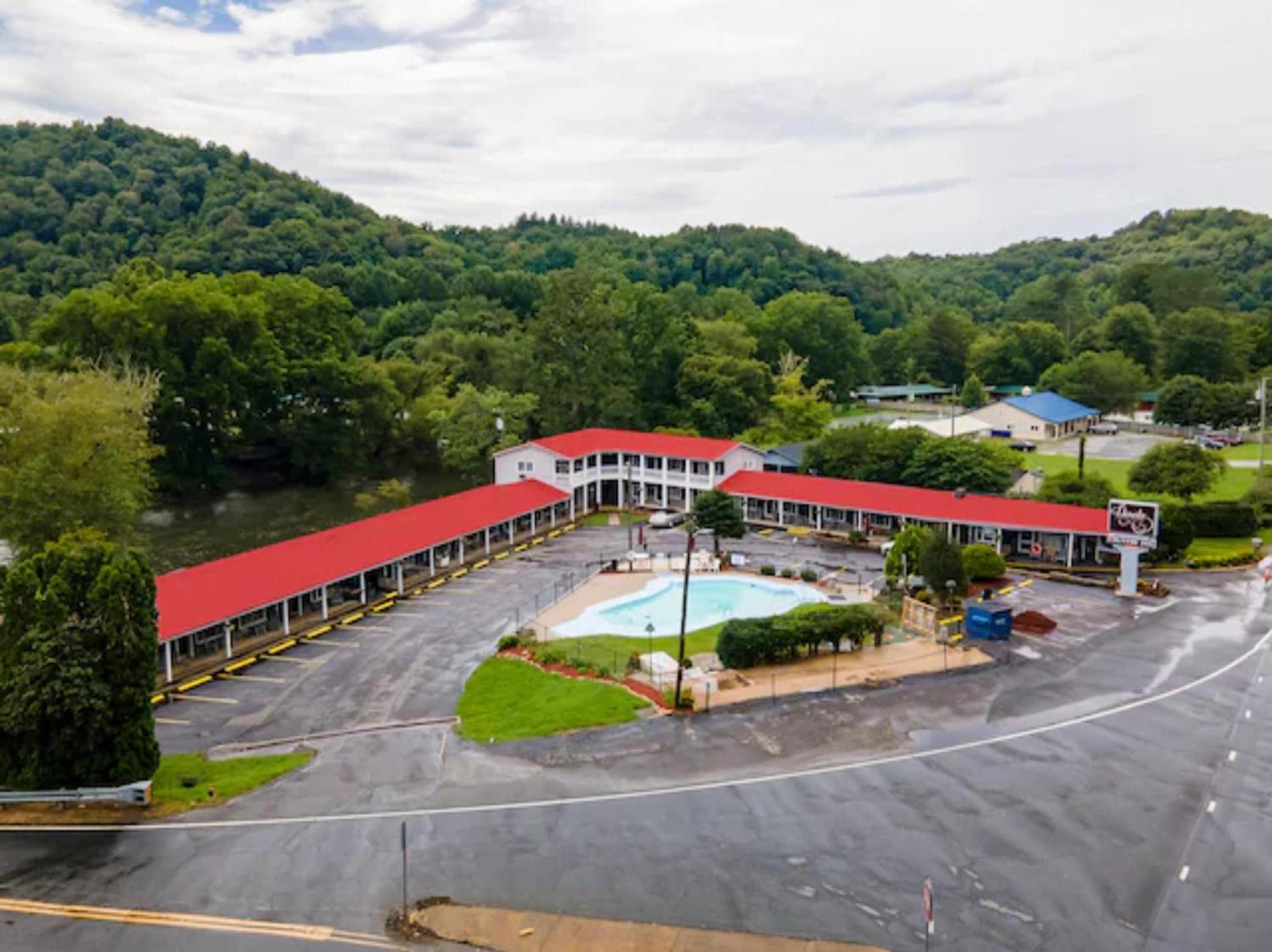 Lloyd's On The River Country Inn By Oyo — hotel in Bryson City
