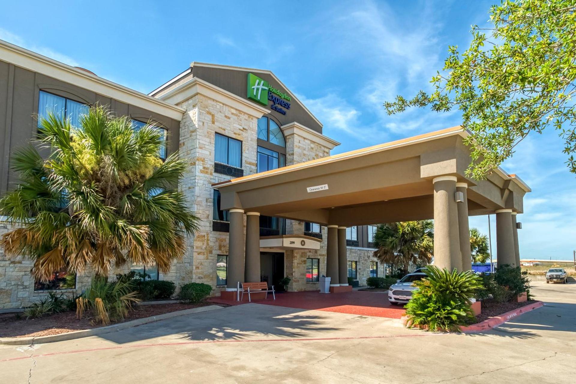 Holiday Inn Express and Suites Beeville by IHG — hotel in Beeville