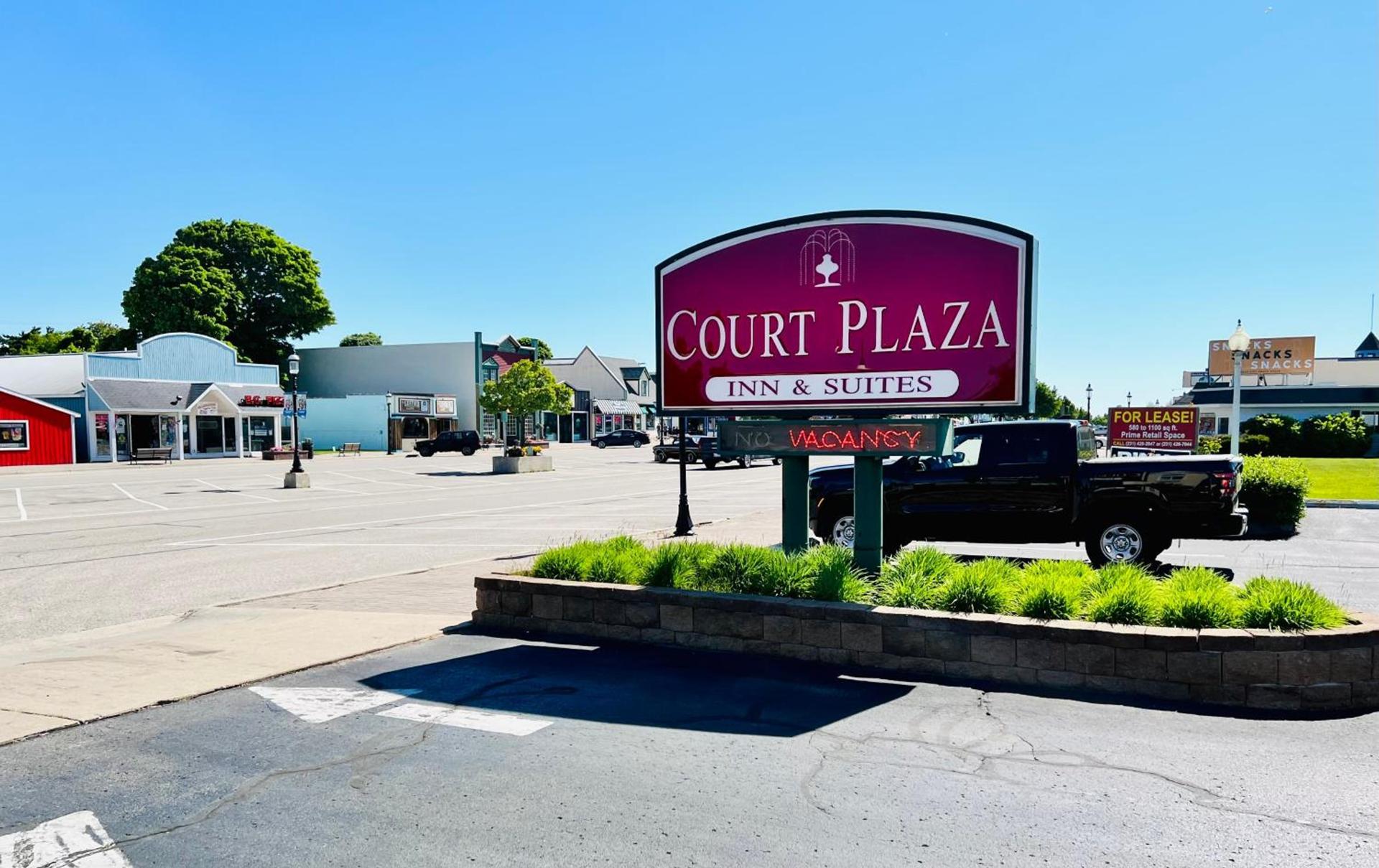 Court Plaza Inn & Suites of Mackinaw — hotel in Mackinaw City
