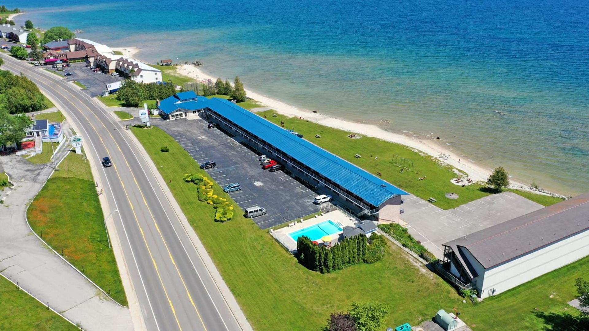 Days Inn & Suites by Wyndham St. Ignace Lakefront — hotel in Saint Ignace
