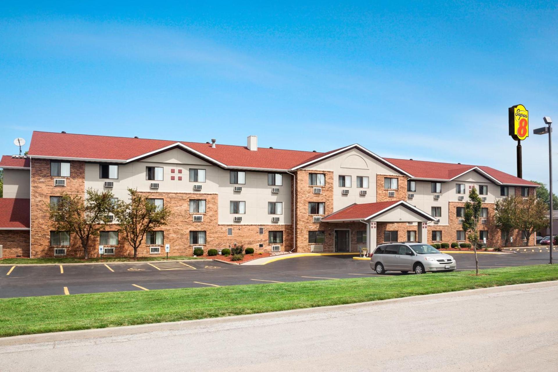 Super 8 by Wyndham Fairview Heights-St. Louis — hotel in Fairview Heights