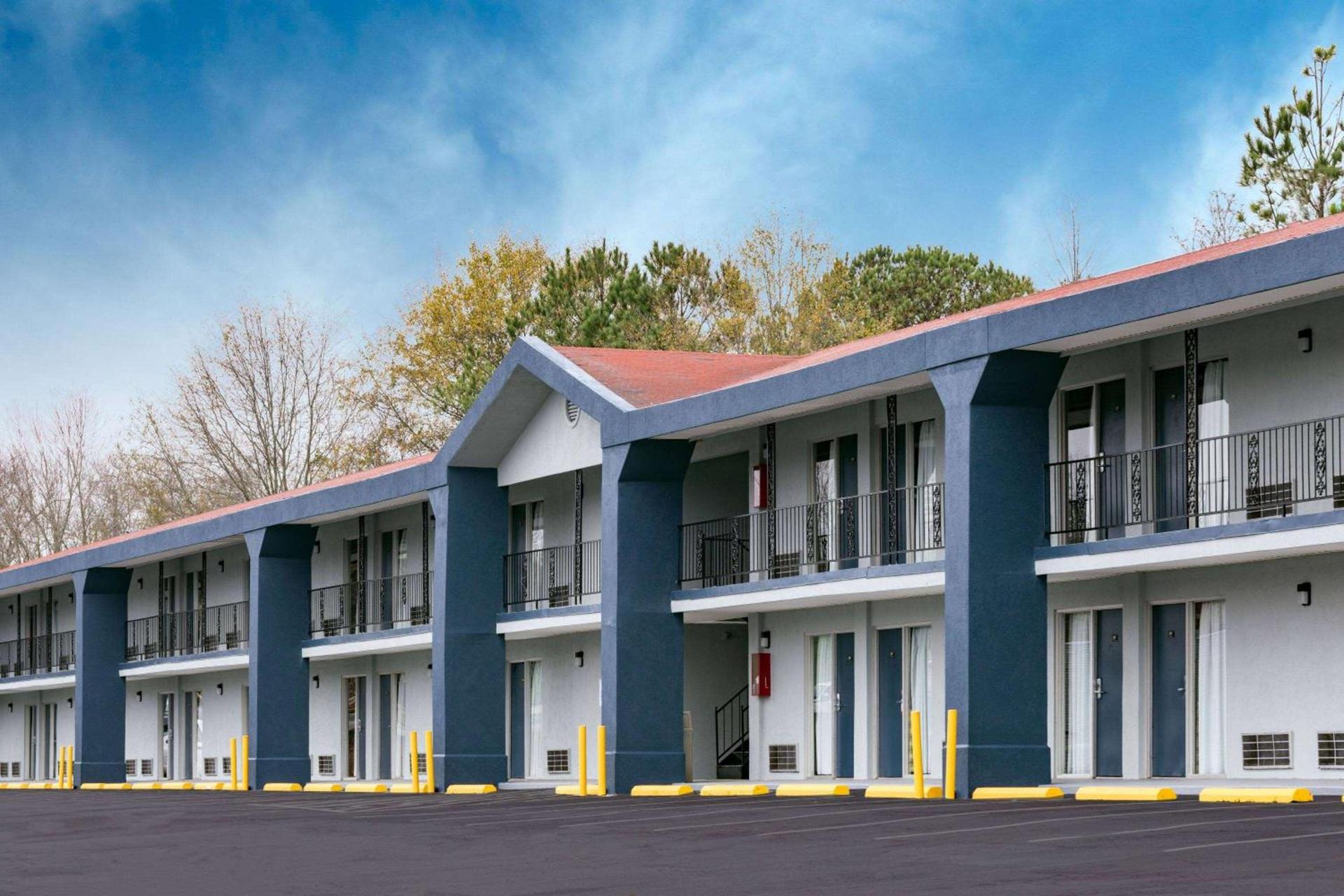 Super 8 by Wyndham Locust Grove — hotel in Locust Grove