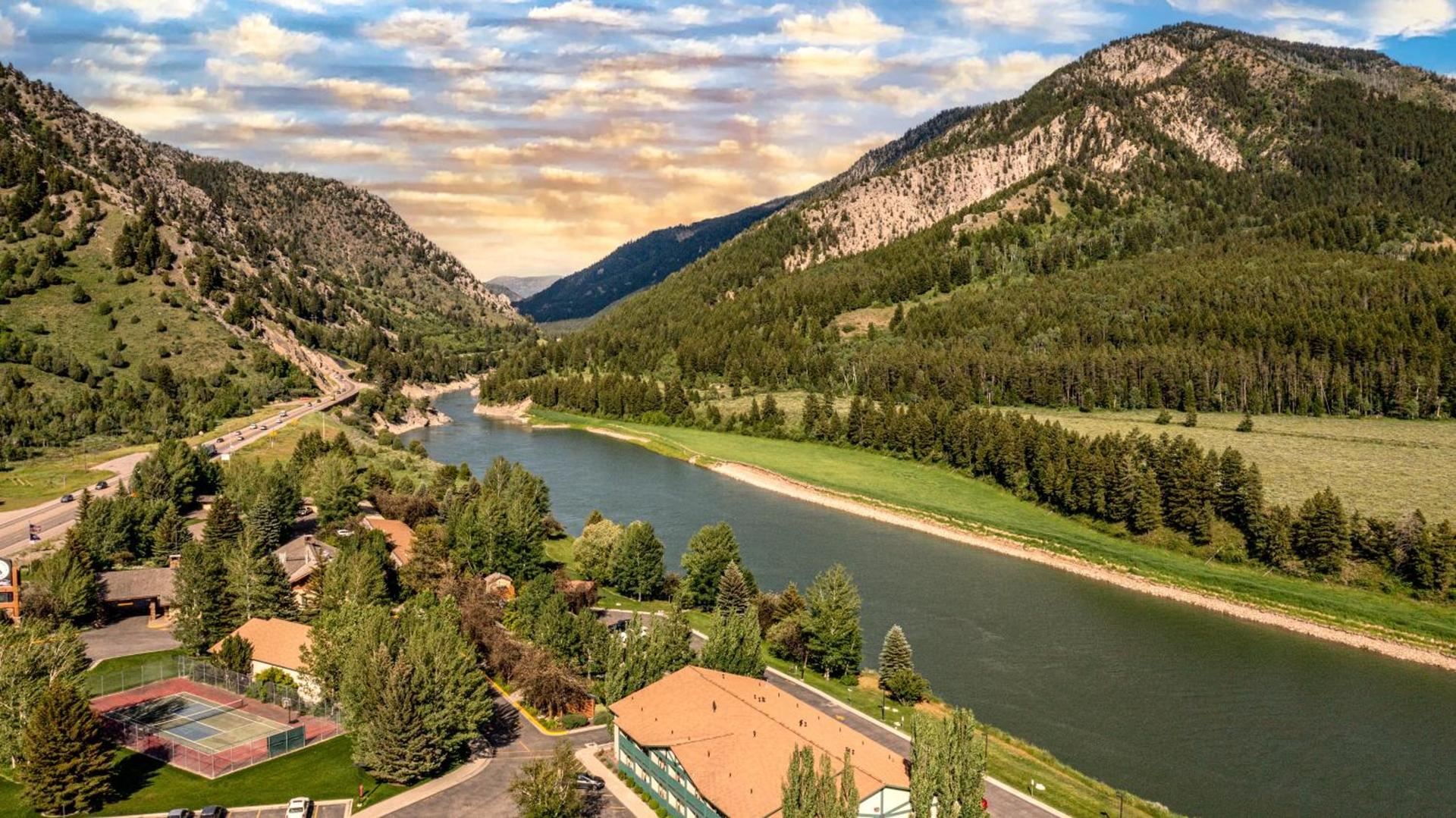 Flying Saddle Resort and Steak House — hotel in Alpine