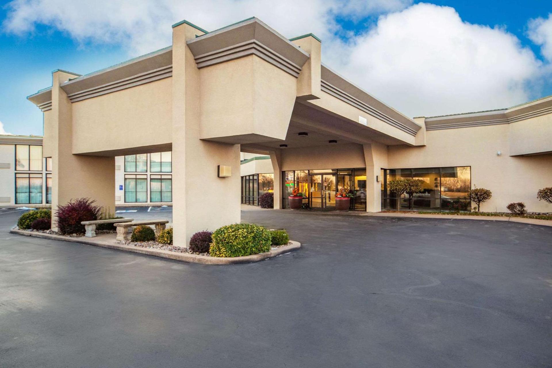 Suburban Studios I-80 Grand Island — hotel in Doniphan
