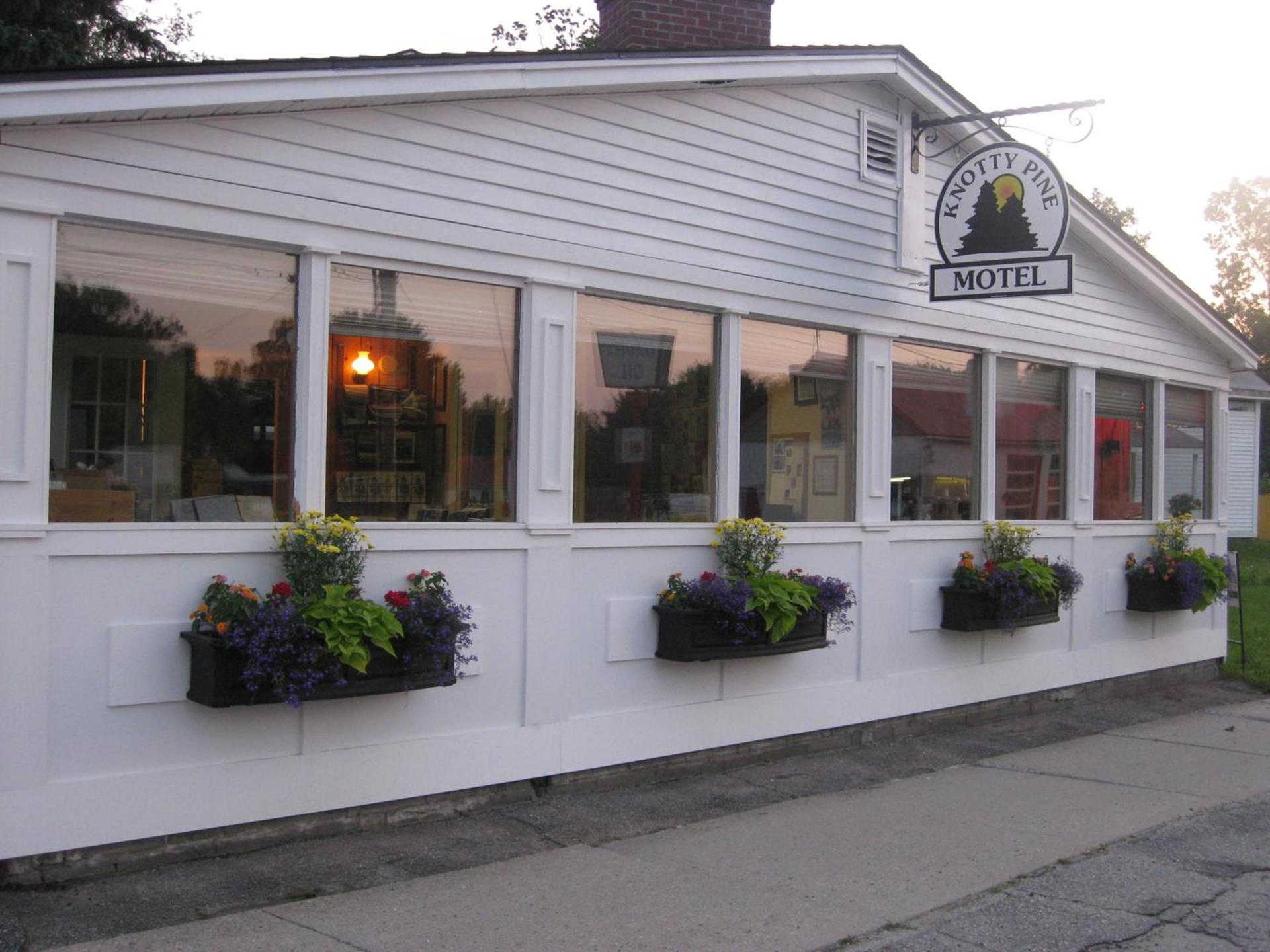 Knotty Pine Motel — hotel in Bennington