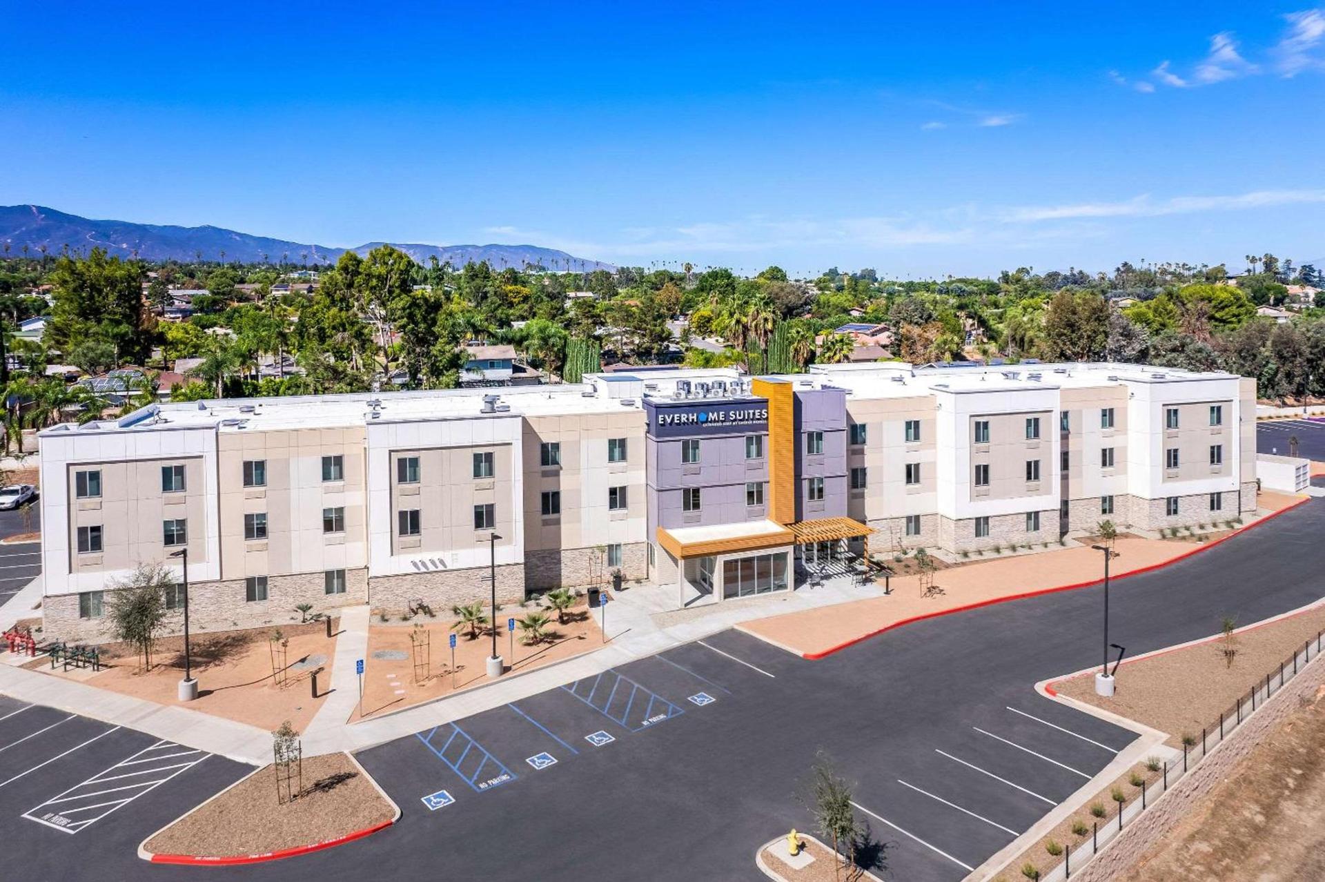 Everhome Suites Corona — hotel in Corona