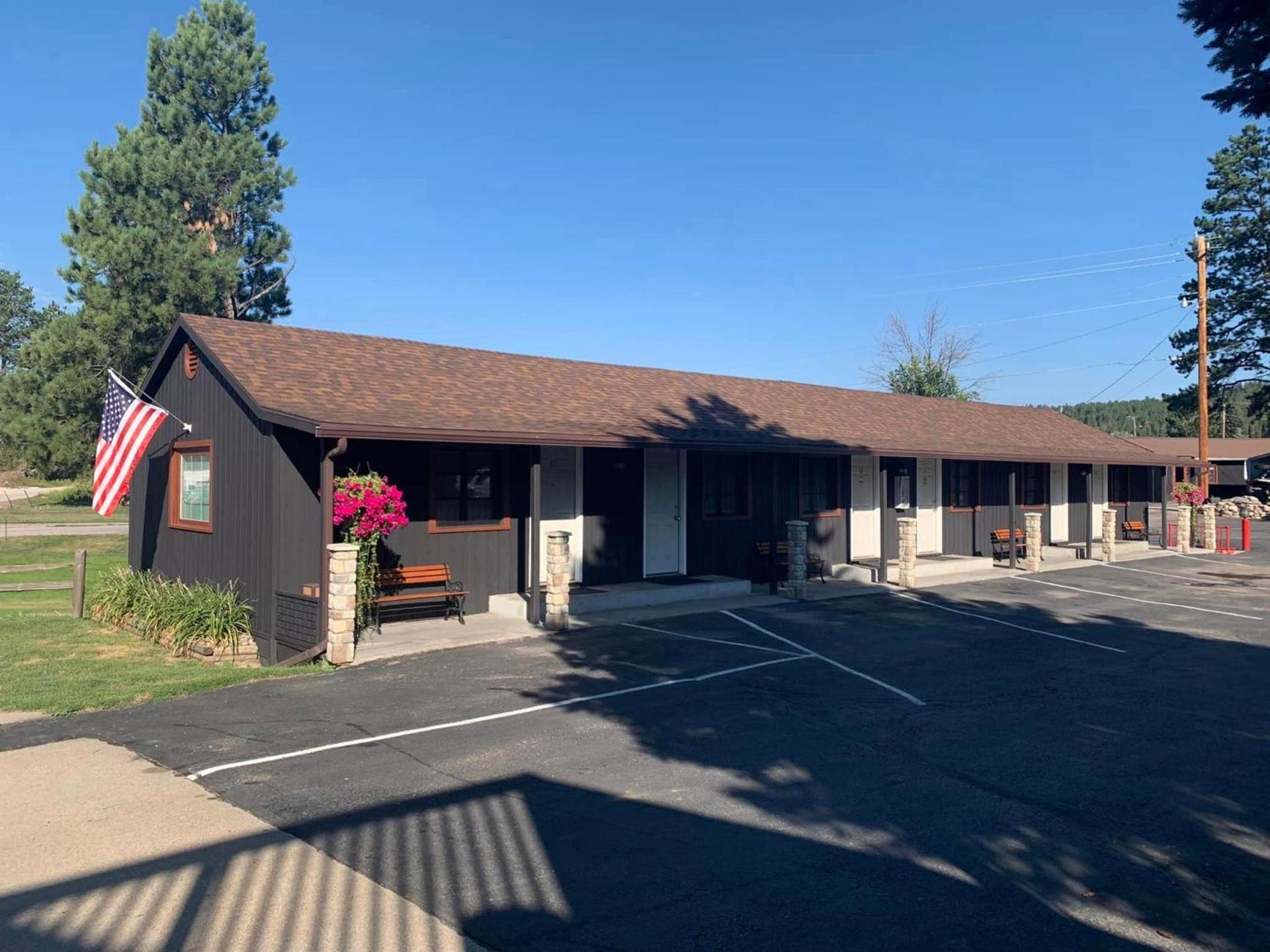Lantern Inn — hotel in Hill City
