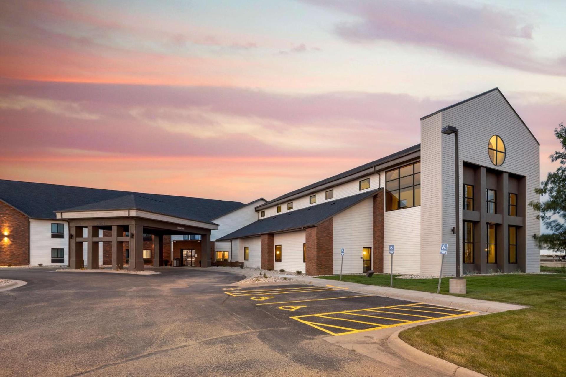 Best Western Watertown Inn & Suites — hotel in Watertown