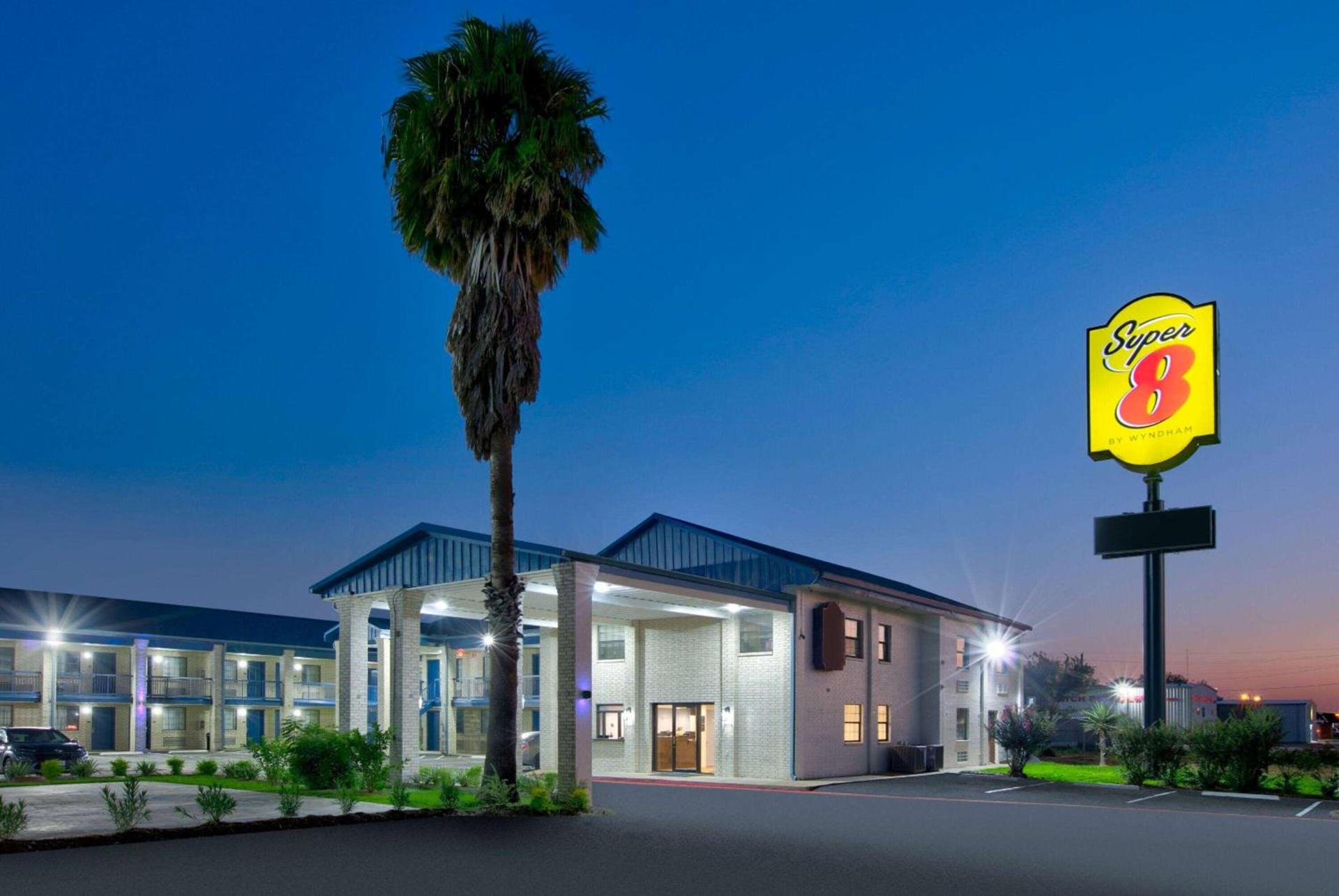 Super 8 by Wyndham Victoria - South - Hwy 59 — hotel in Victoria
