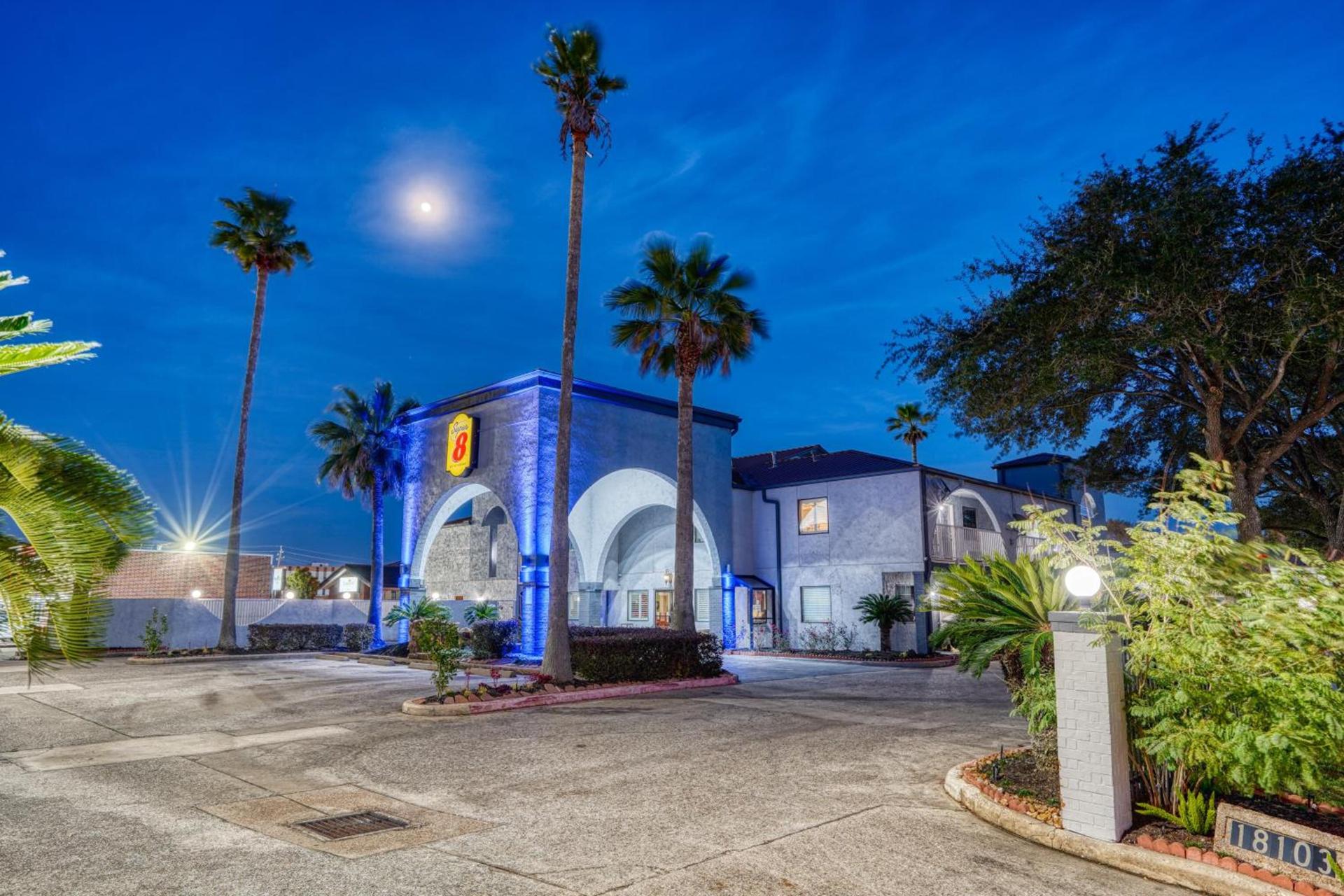 Super 8 by Wyndham Houston Webster NASA — hotel in Webster