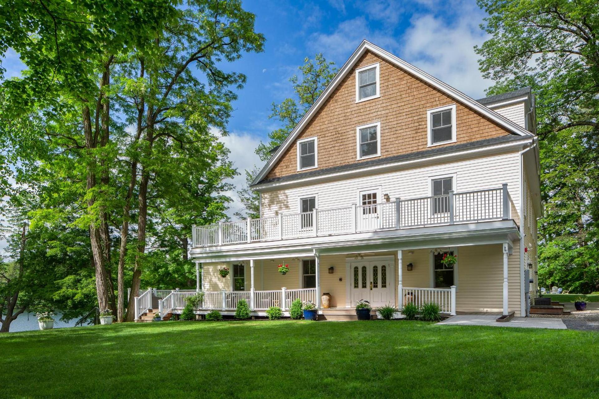 Lakehouse Inn — hotel in Lee