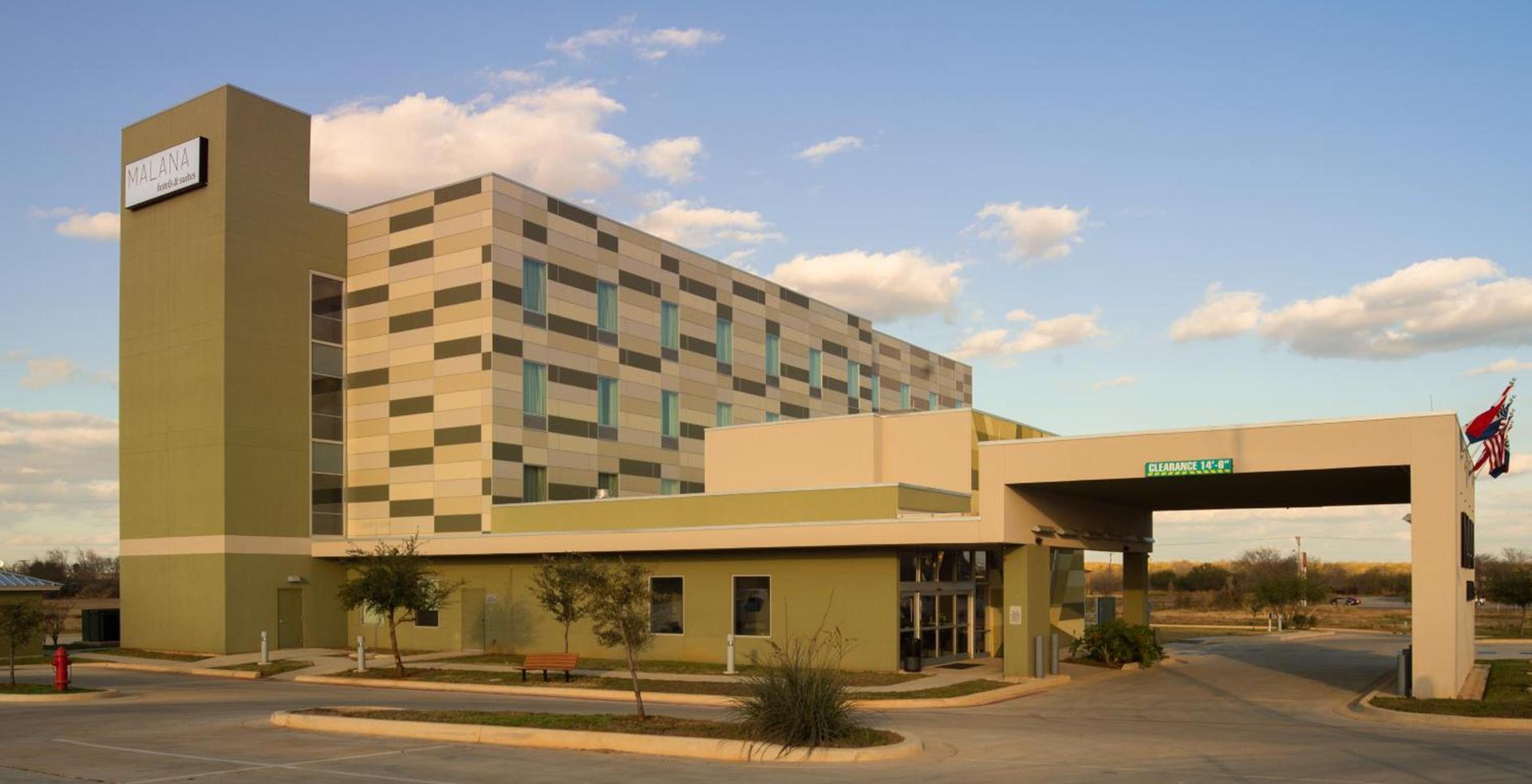 Malana Hotels & Suites — hotel in Cotulla