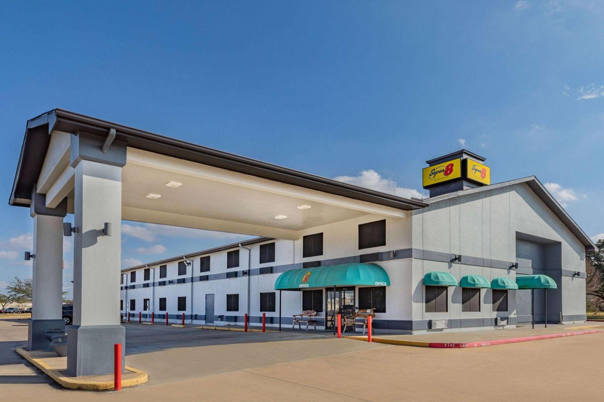 Super 8 by Wyndham League City Kemah Area — hotel in League City