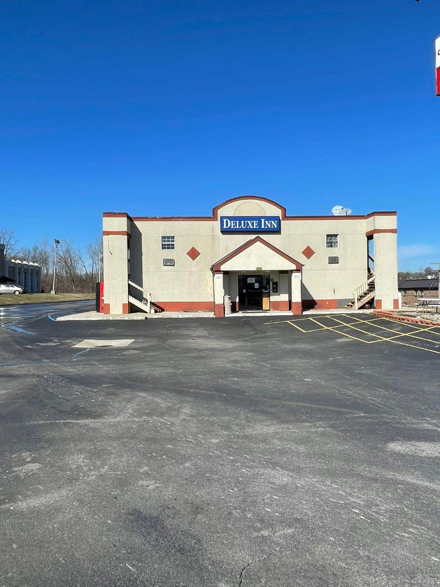 DELUXE INN