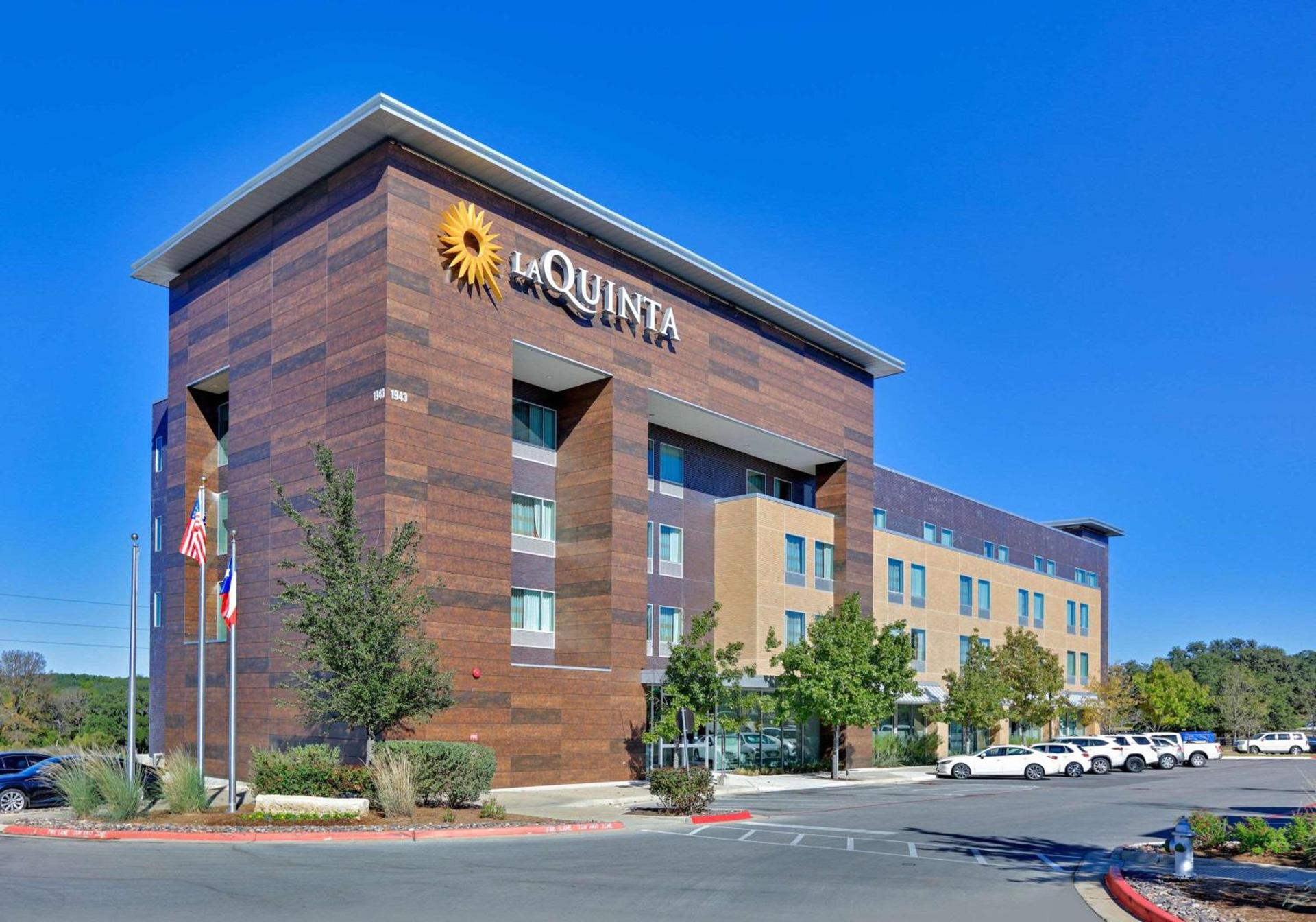 La Quinta Inn & Suites by Wyndham Lakeway — hotel in Lakeway