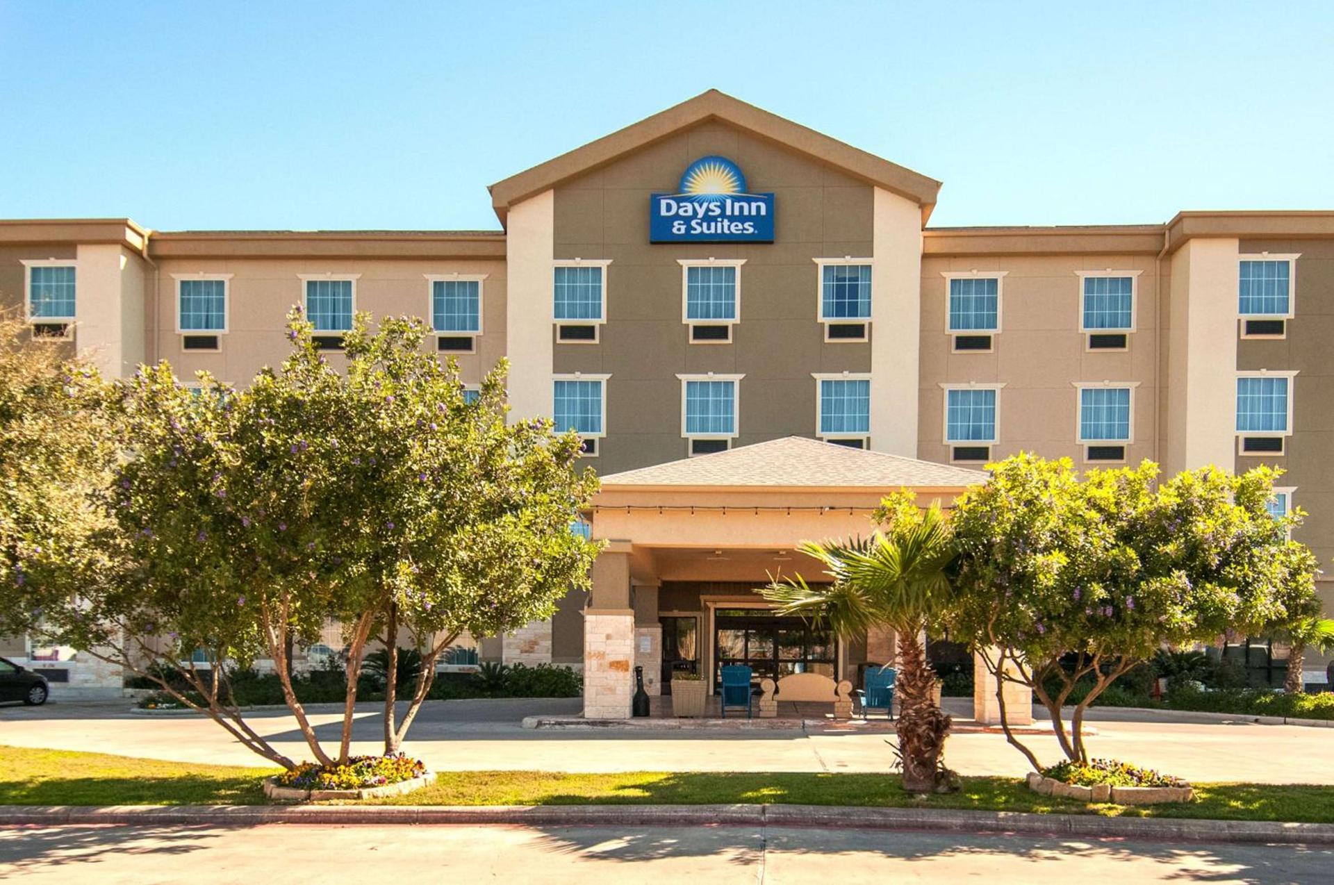 Days Inn & Suites by Wyndham San Antonio near Frost Bank Center — hotel in San Antonio