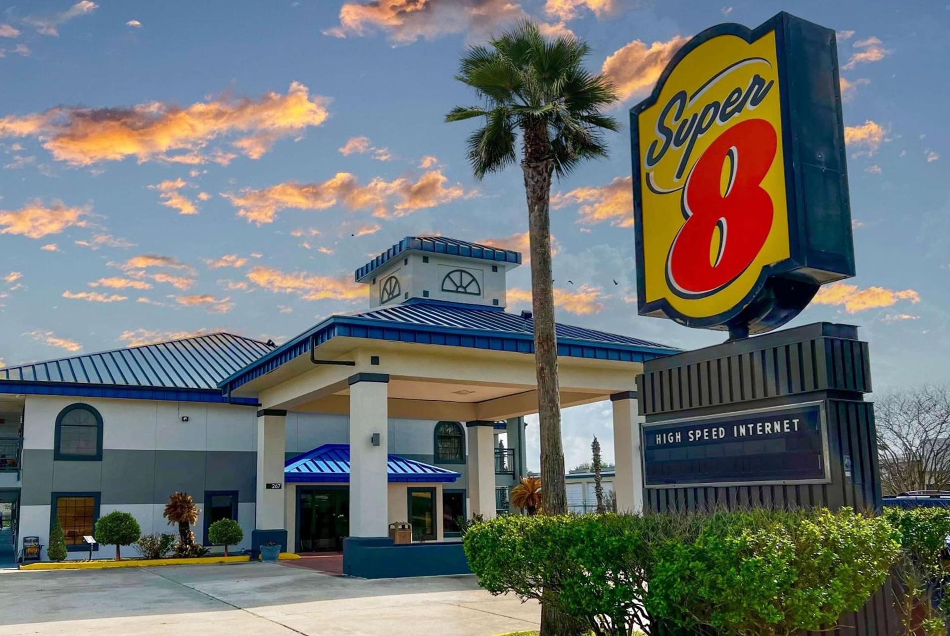 Super 8 by Wyndham Sealy — hotel in Sealy