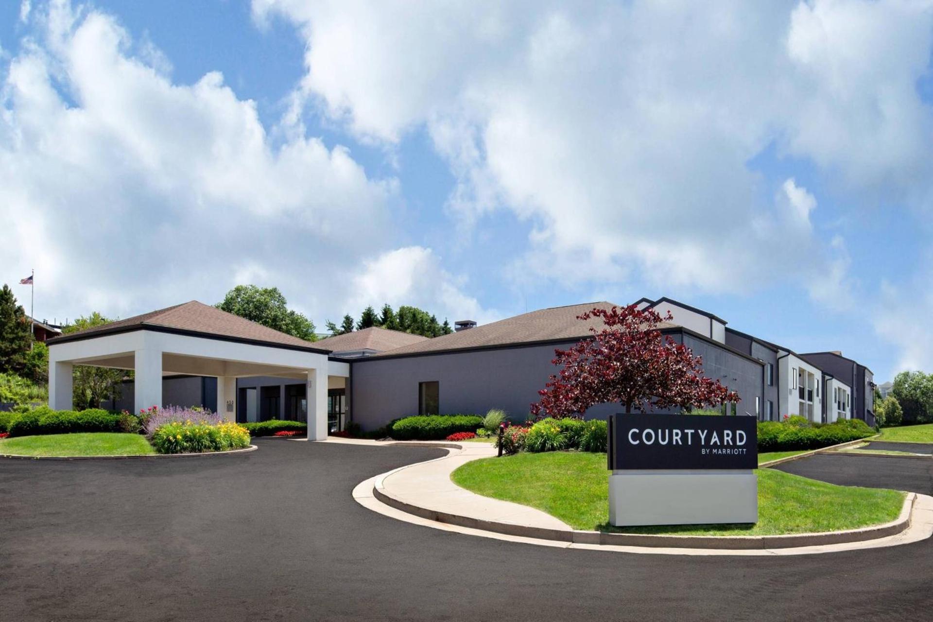 Courtyard by Marriott Pittsburgh Airport — hotel in Coraopolis