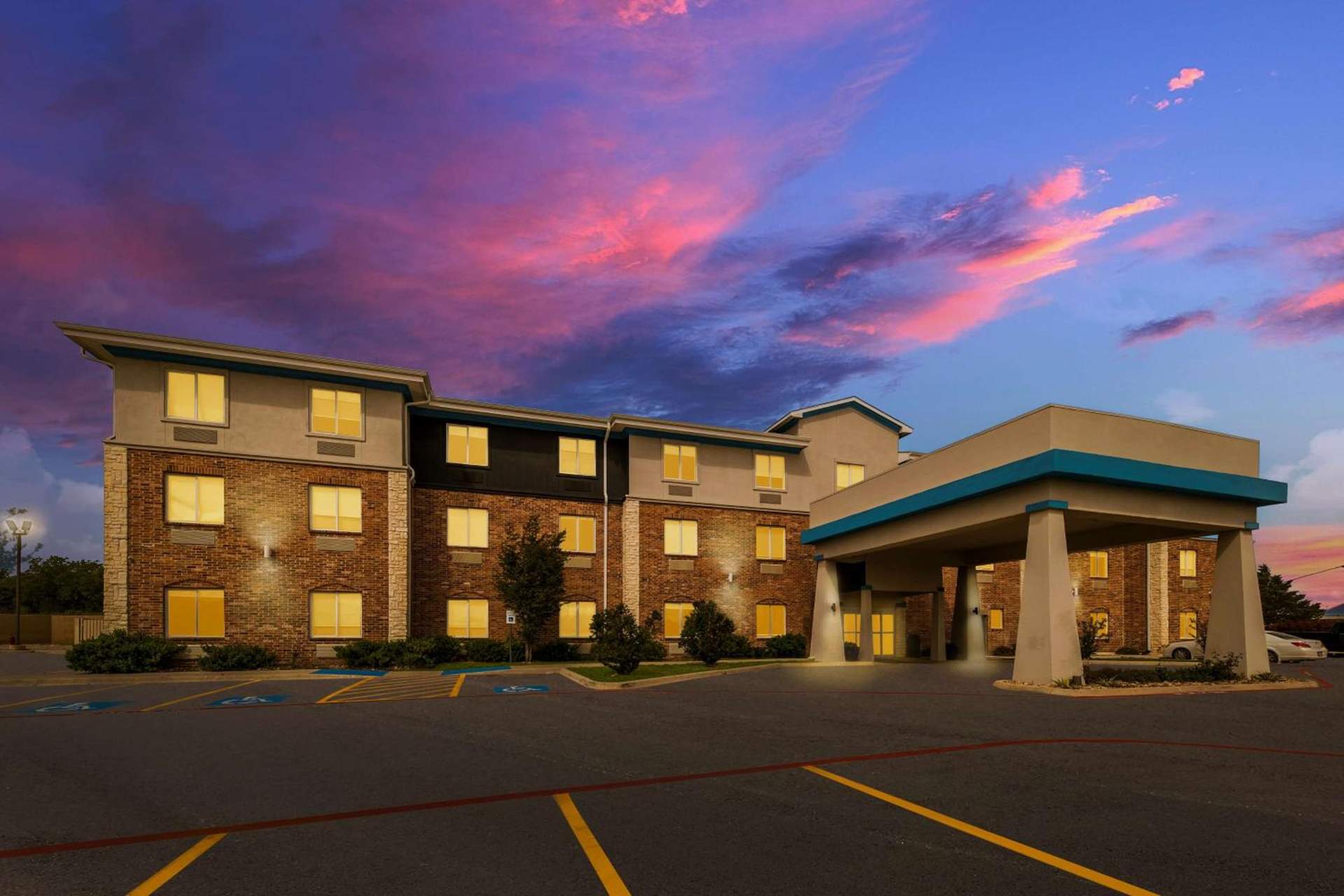 Best Western Plus Bowie Inn & Suites