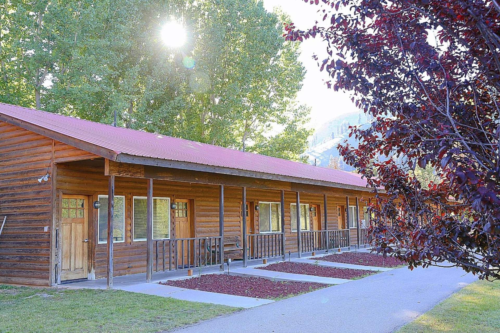 Southfork Lodge - Riverside Inn