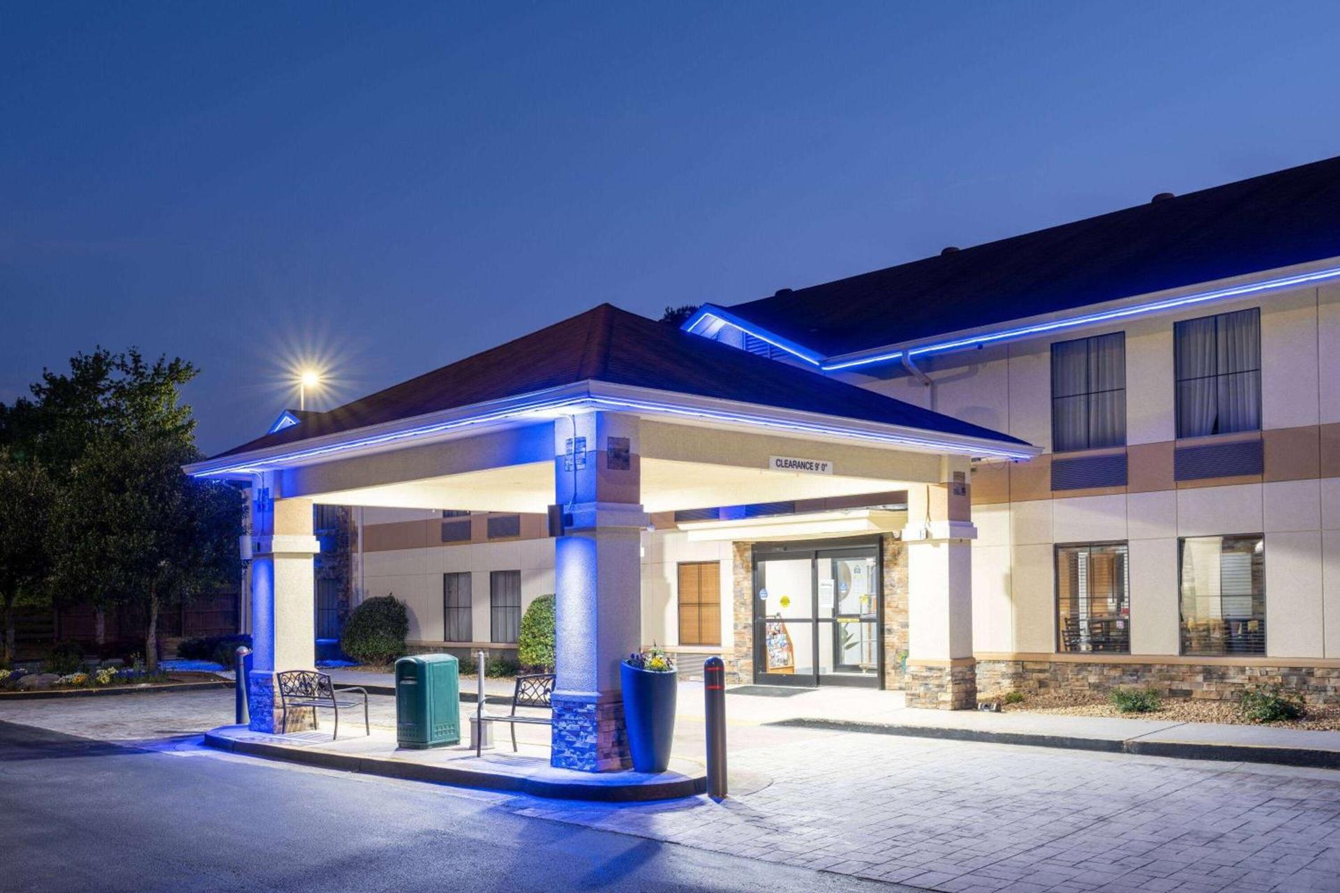 Days Inn & Suites by Wyndham Commerce — hotel in Commerce
