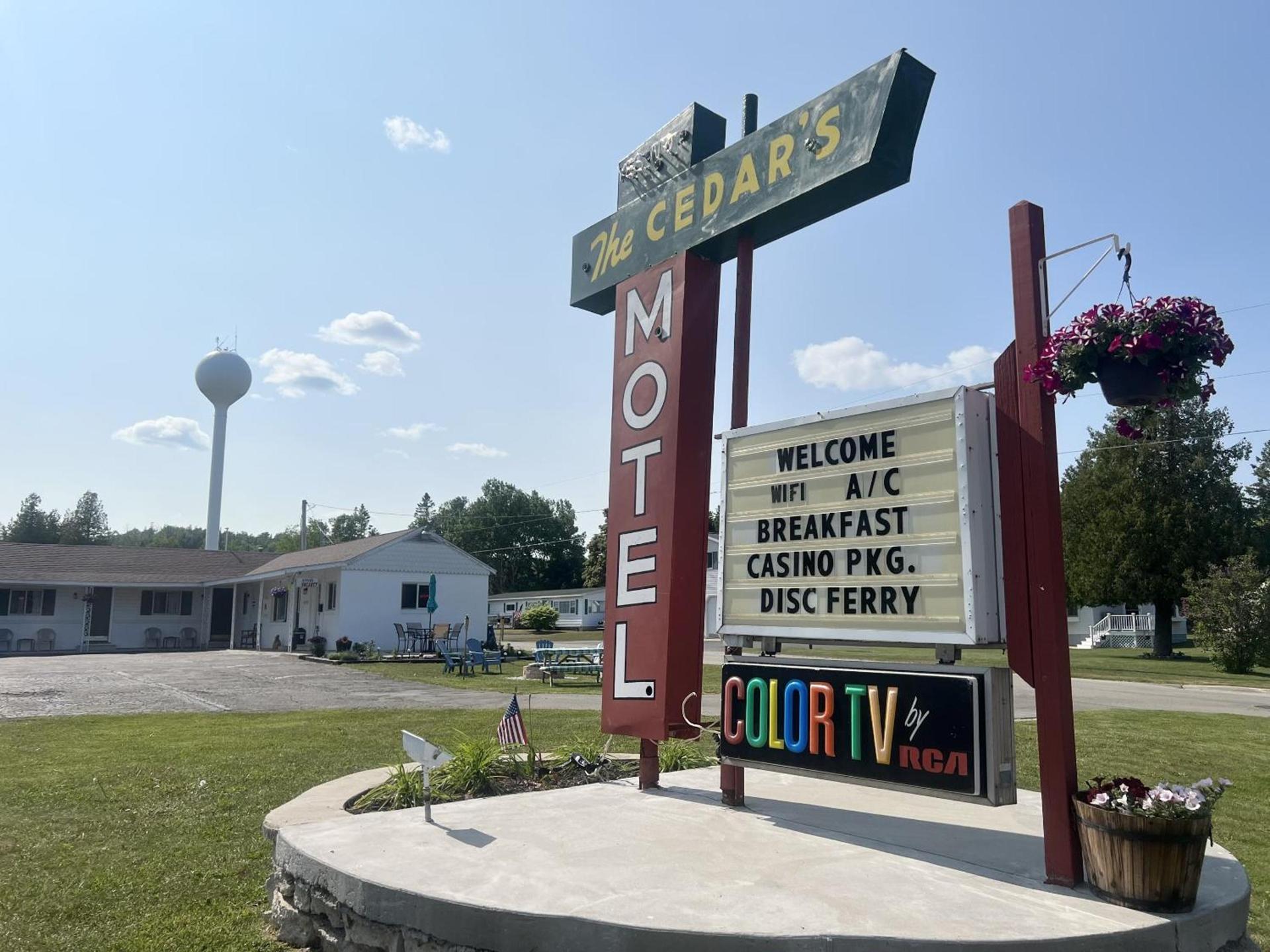 Cedars Motel — hotel in Saint Ignace
