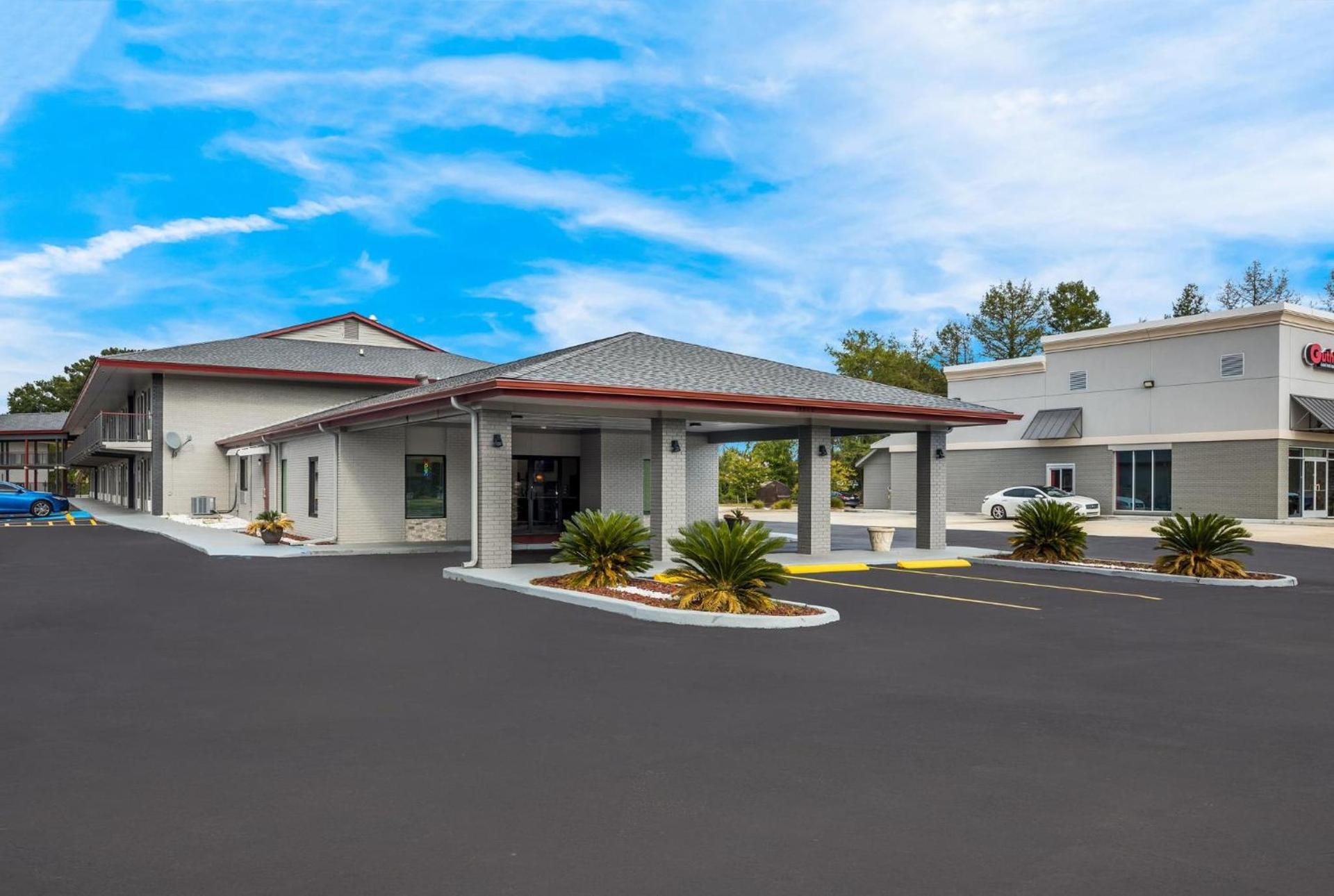 Red Roof Inn & Suites Thomasville — hotel in Thomasville