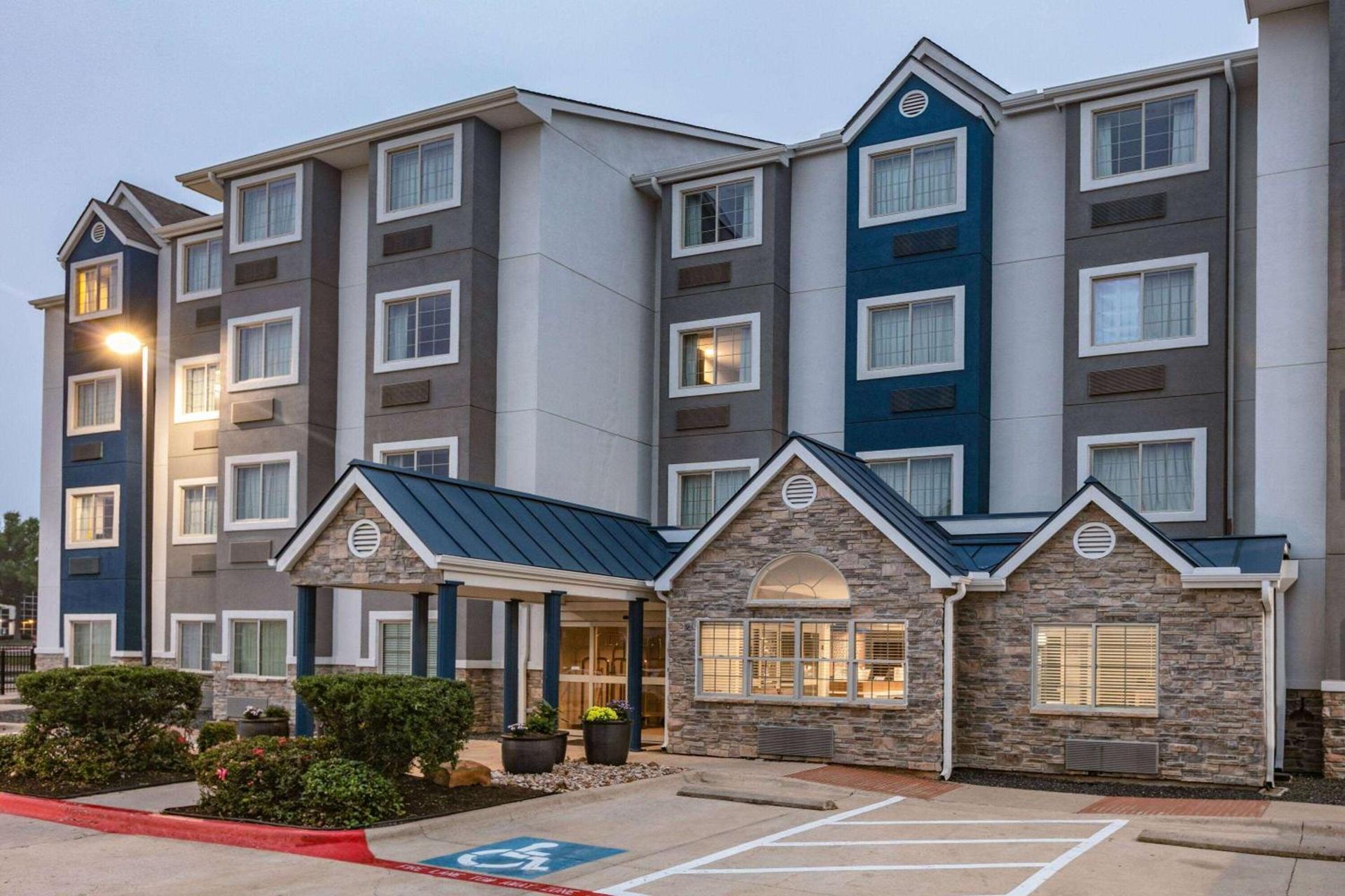 Microtel Inn & Suites by Wyndham Austin Airport — hotel in Austin