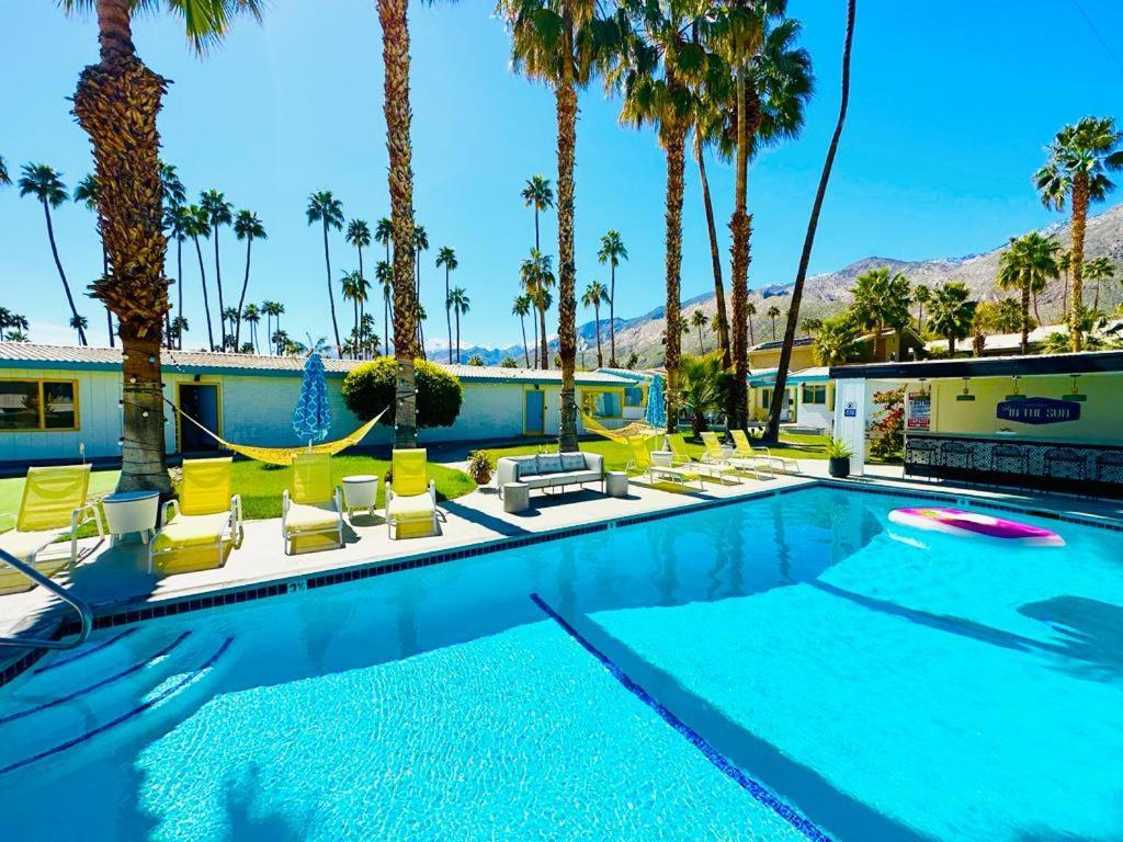 A PLACE IN THE SUN Hotel - ADULTS ONLY Big Units, 24h Heated Pool & Spa in 1 Acre Park Prime Location, DOG Friendly, TOP Midcentury Modern Boutique Hotel — hotel in Palm Springs